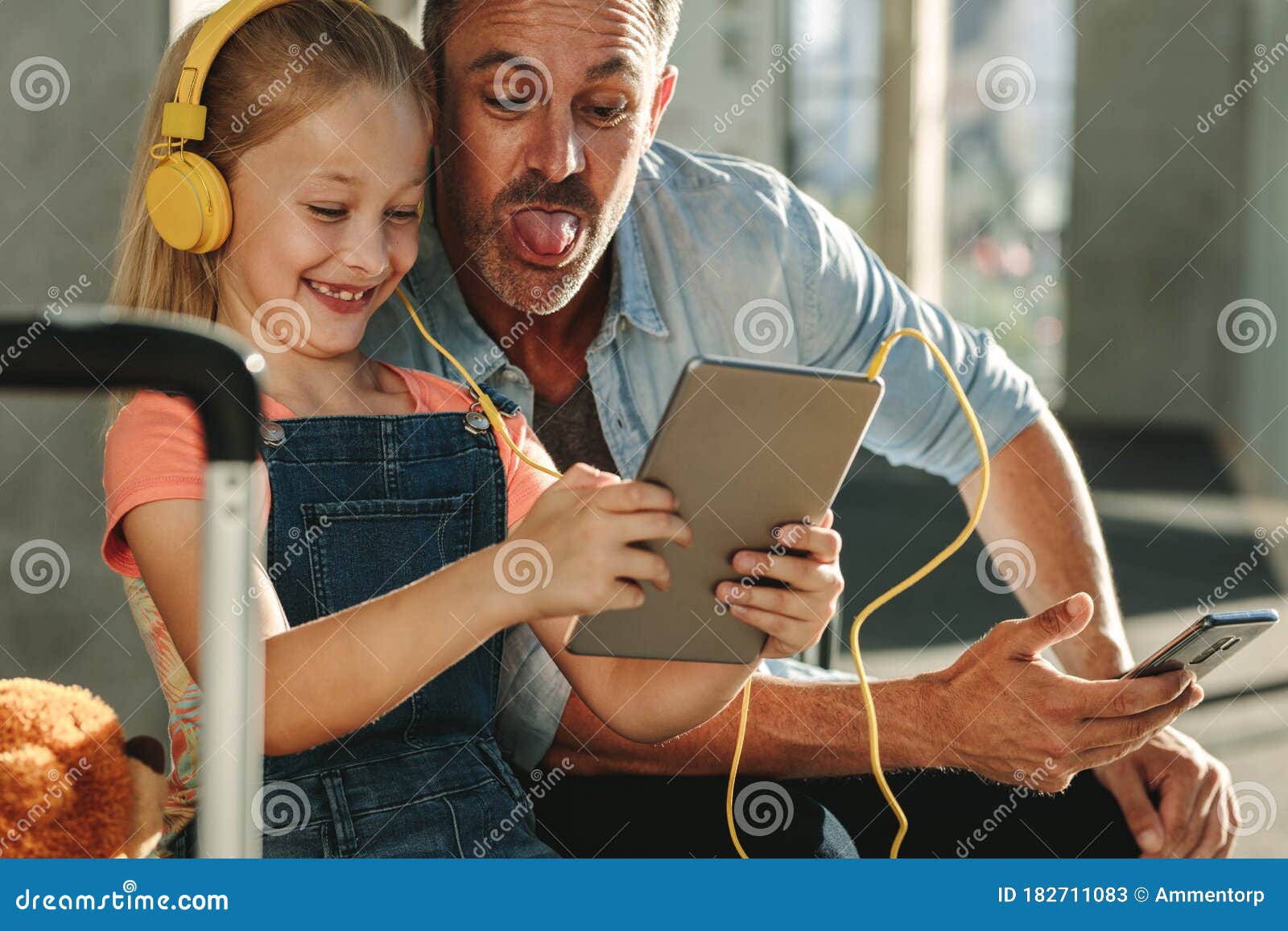 Fazendo Vídeos Engraçados No Salão Do Aeroporto Imagem de Stock - Imagem de  sair, olhar: 182711083