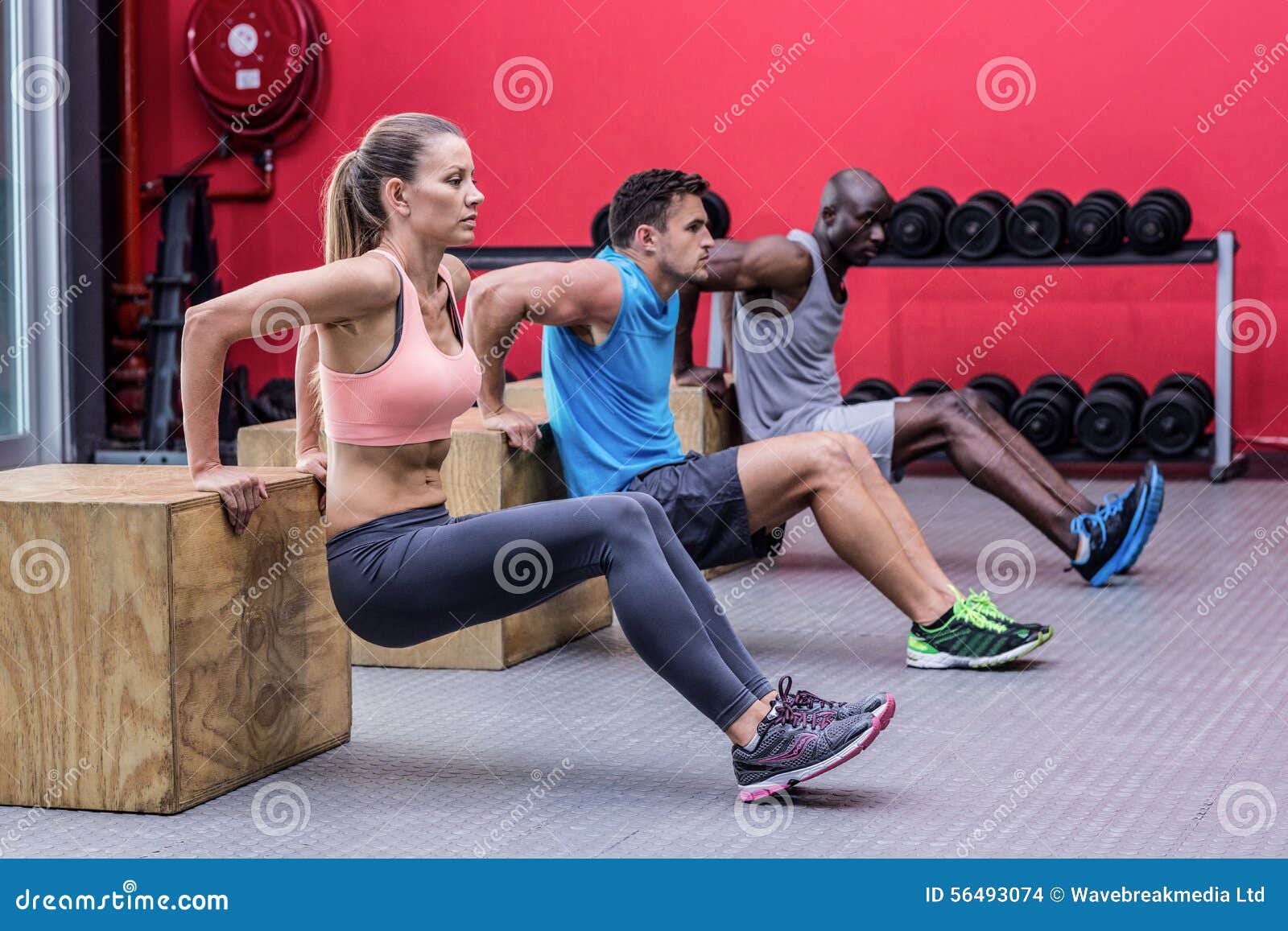 Fazer muscular dos atletas reverso levanta no gym do crossfit