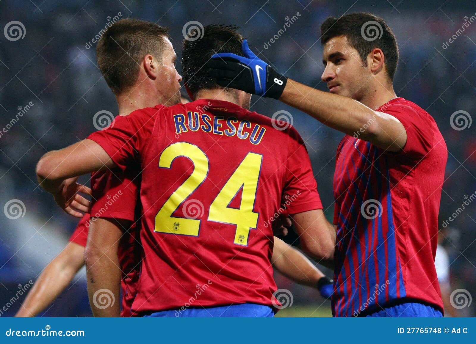 FC Steaua Boekarest - FC Turnu Severin. Raul Rusescu (c), het toejuichen van Paul Pirvulescu (r) na het noteren van een doel, tijdens de voetbalgelijke, die voor Roemeense Liga 1, tussen FC Steaua Boekarest en FC Turnu Severin, 18 November 2012, Ghencea Arena, Boekarest telt. FC Steaua Boekarest won het spel met een definitieve score: 2-1