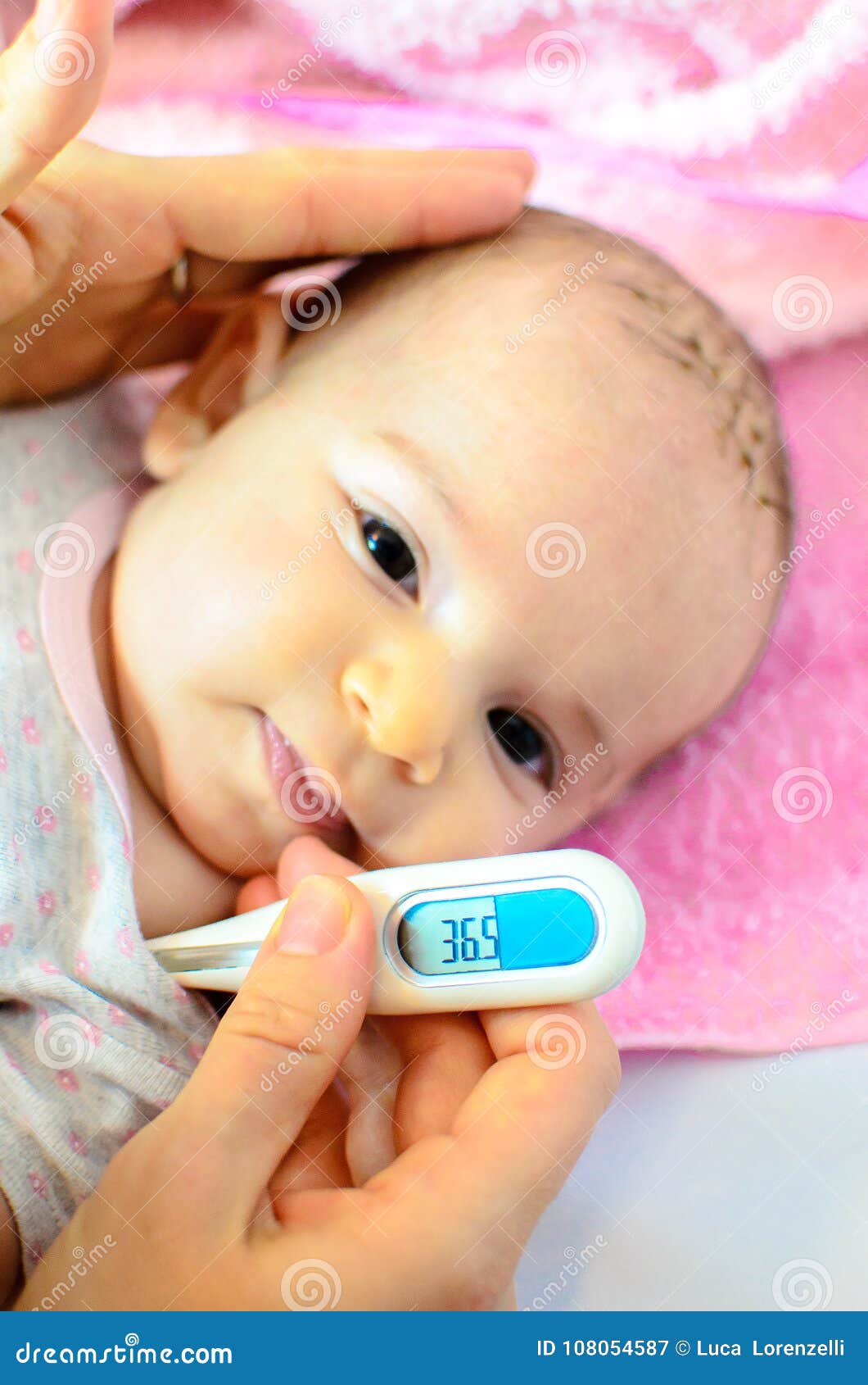Febbre Del Termometro Di Misura Di Temperatura Del Bambino Di Influenza Del  Neonato Immagine Stock - Immagine di mano, faccia: 108054587