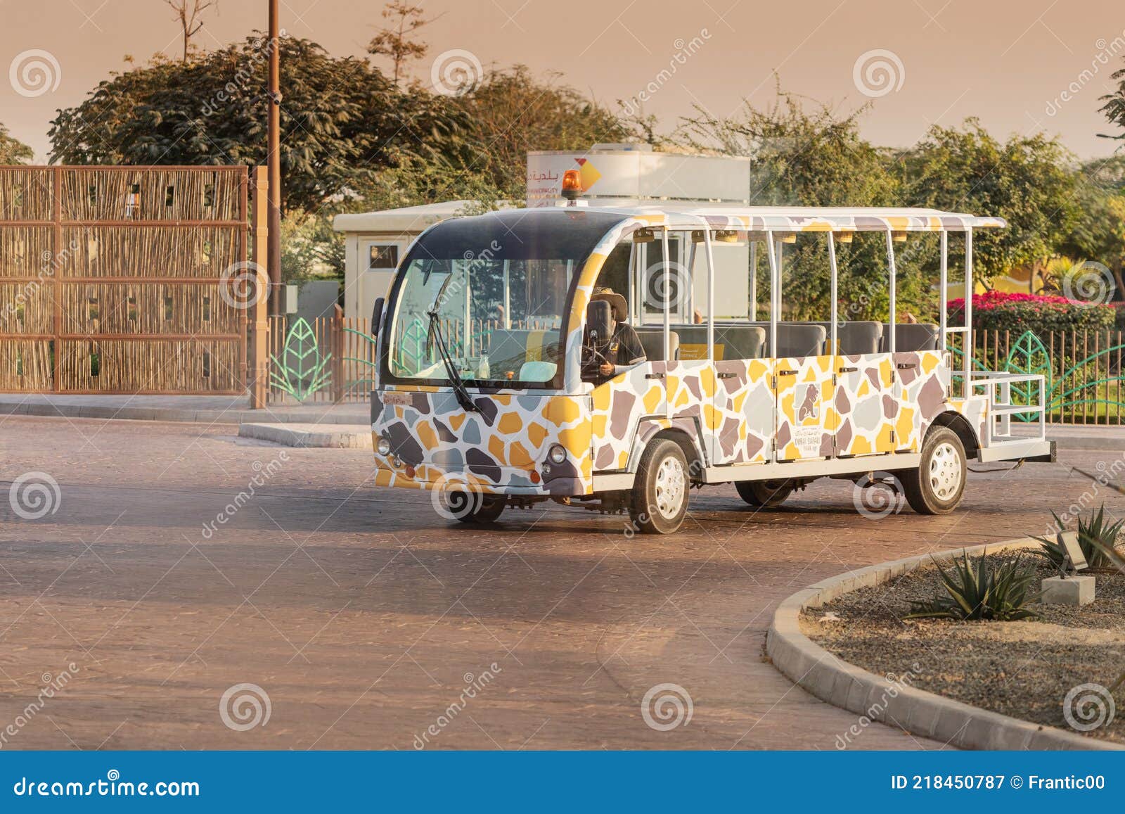 dubai safari park bus