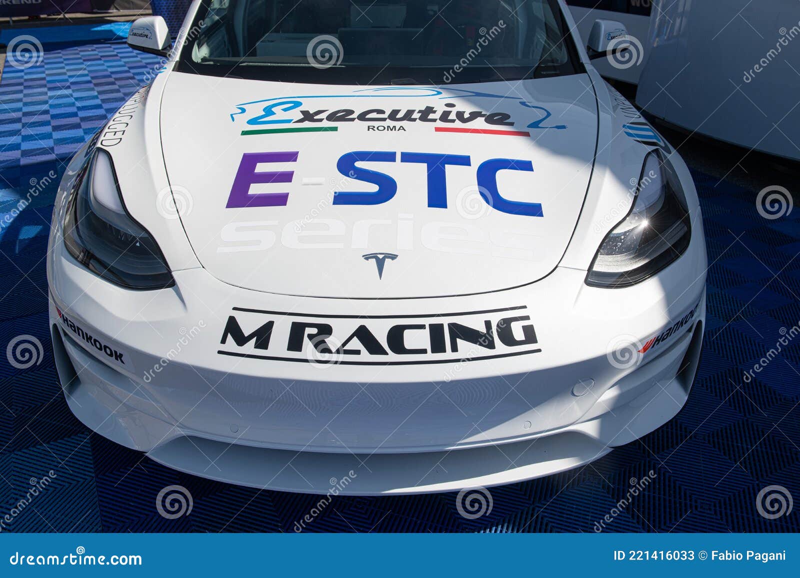 Fechamento Da Capota De Carros Elétricos De Corrida Executivos Tesla Com  Logotipo Tesla Foto de Stock Editorial - Imagem de frente, branco: 221416033