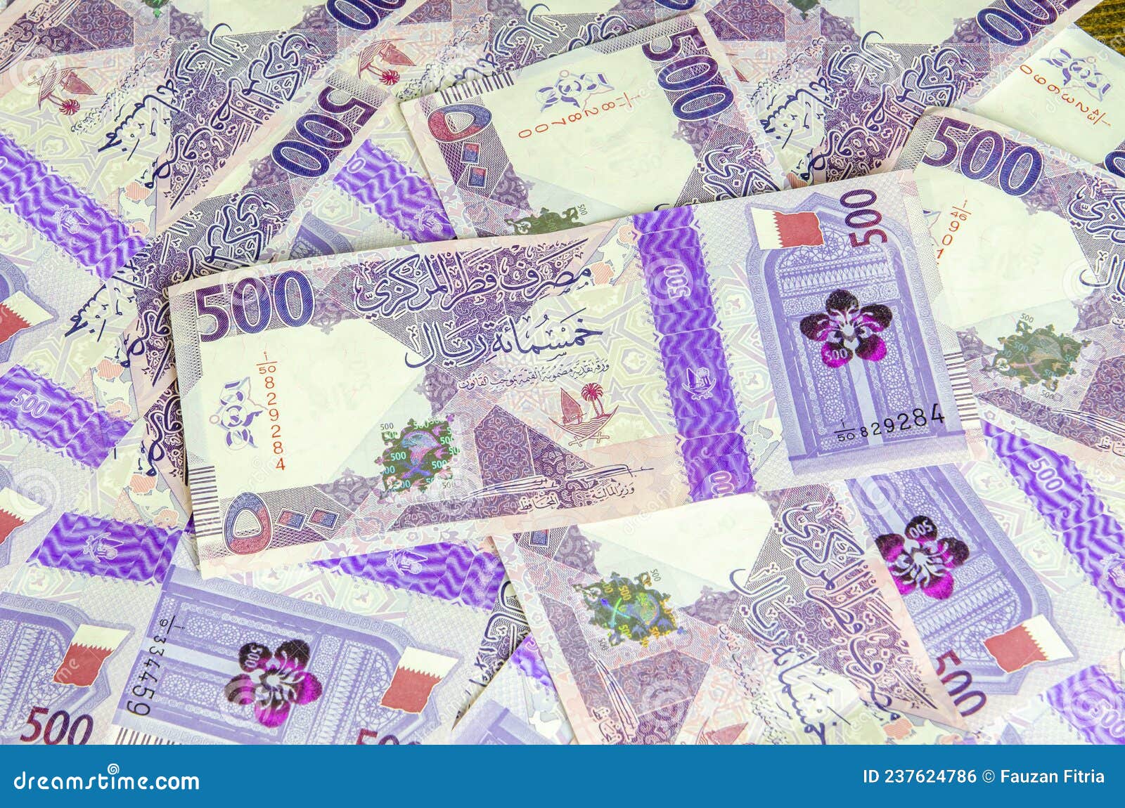 Fechamento Da Nova Nota Real De 500 Qatari. Foto de Stock Imagem de