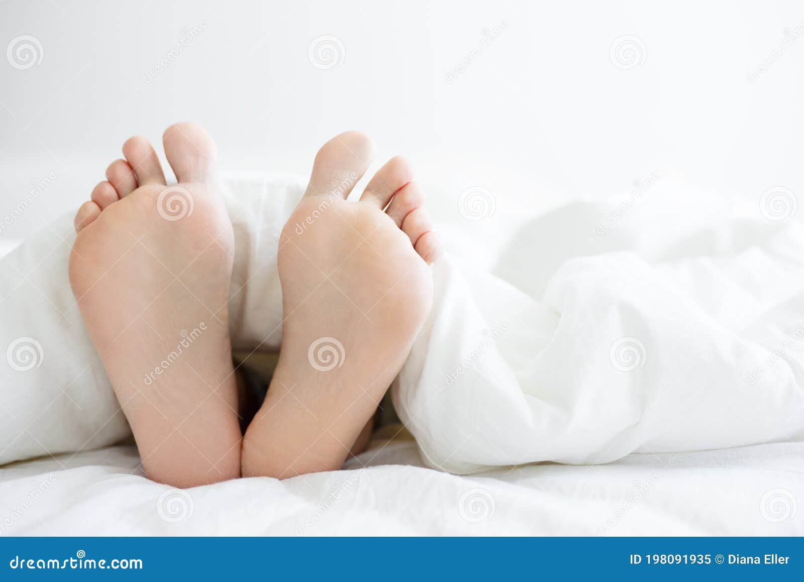 Fechar As Pernas Masculinas a Sair Do Cobertor Imagem de Stock - Imagem de  cama, quarto: 198091935