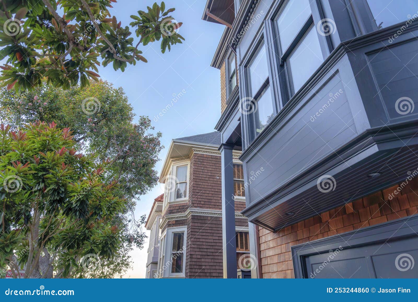 Fechar O Exterior De Uma Casa Com Janelas Cinzentas Escuras De Baía E  Flancos De Madeira Foto de Stock - Imagem de tapume, cinzento: 253244860