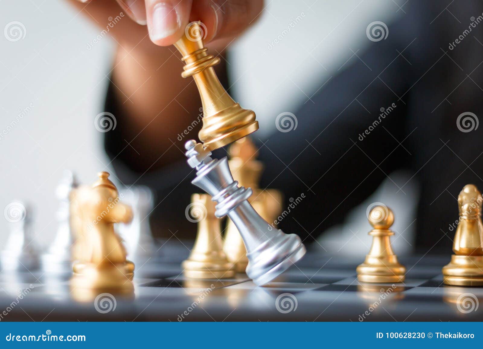 O Xadrez Do Rei Dourado É A Última Posição No Tabuleiro De Xadrez, Conceito  De Liderança Empresarial Bem-sucedida Foto Royalty Free, Gravuras, Imagens  e Banco de fotografias. Image 158154981