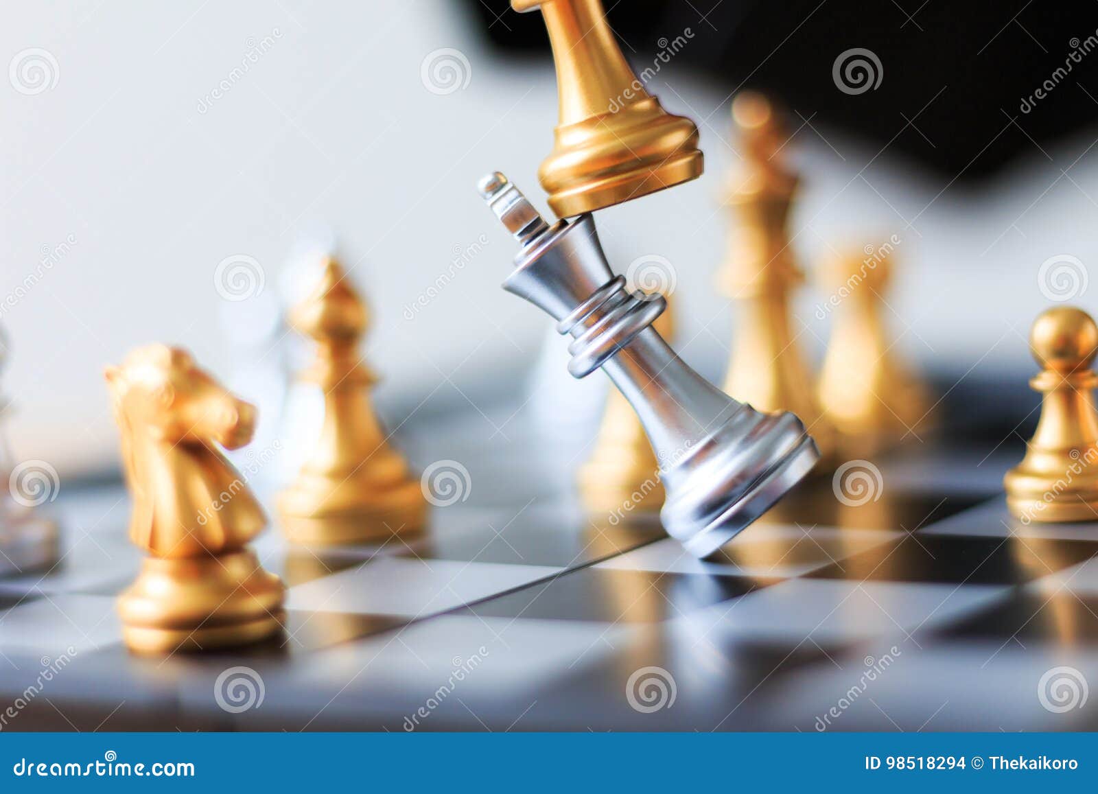 Xadrez do rei dourado na posição vencedora no cubo de madeira do jogo de  xadrez
