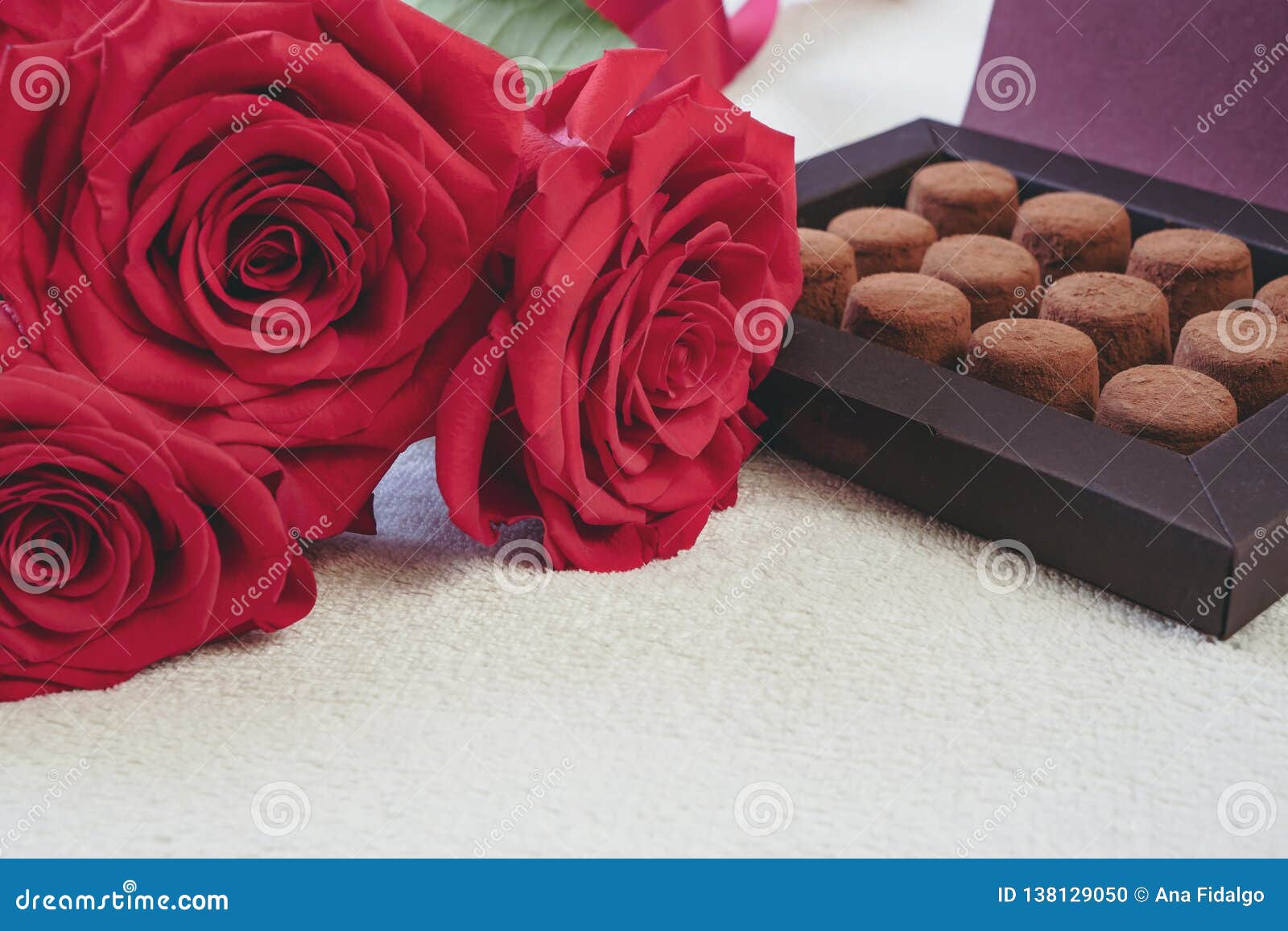 Feche Acima Das Rosas Vermelhas De Florescência E Da Caixa Elegante De  Trufas De Chocolate O Dia De Valentim Ou Conceito Romântic Foto de Stock -  Imagem de conceito, doce: 138129050