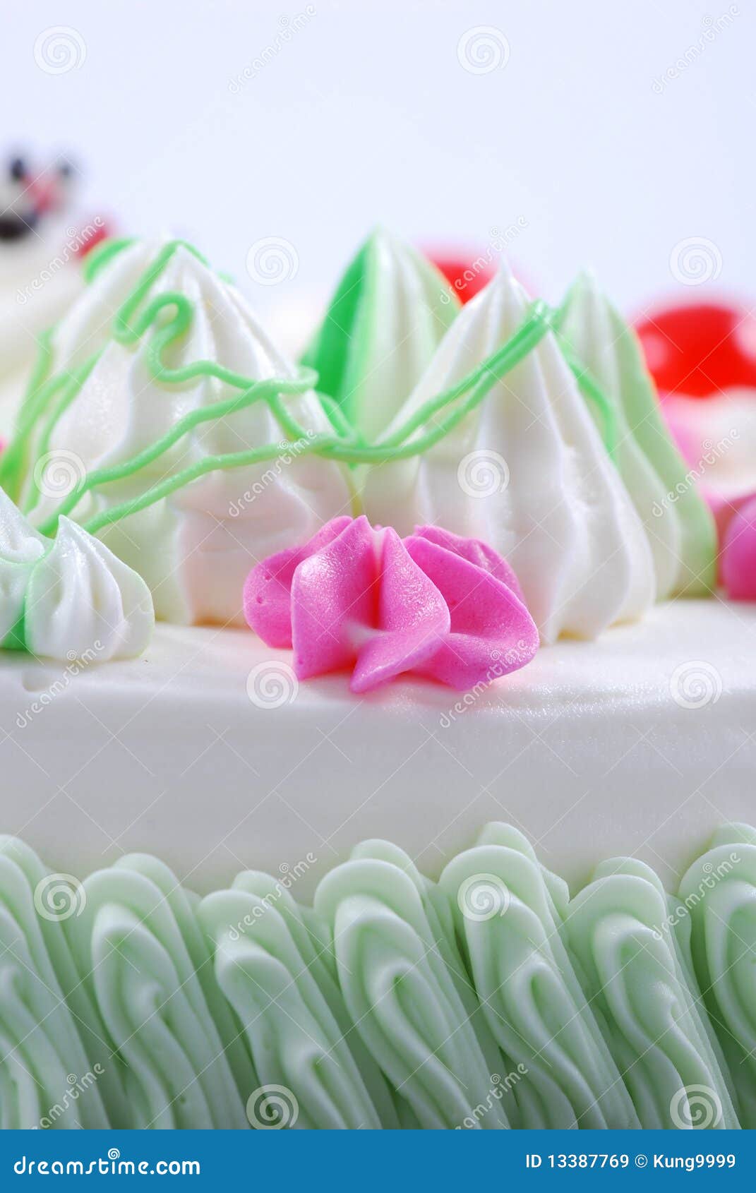 Bolo De Rosa Creme Azul Com Fundo Branco Para Comemoração De Aniversário.  Imagem de Stock - Imagem de pastelaria, feriado: 243237373