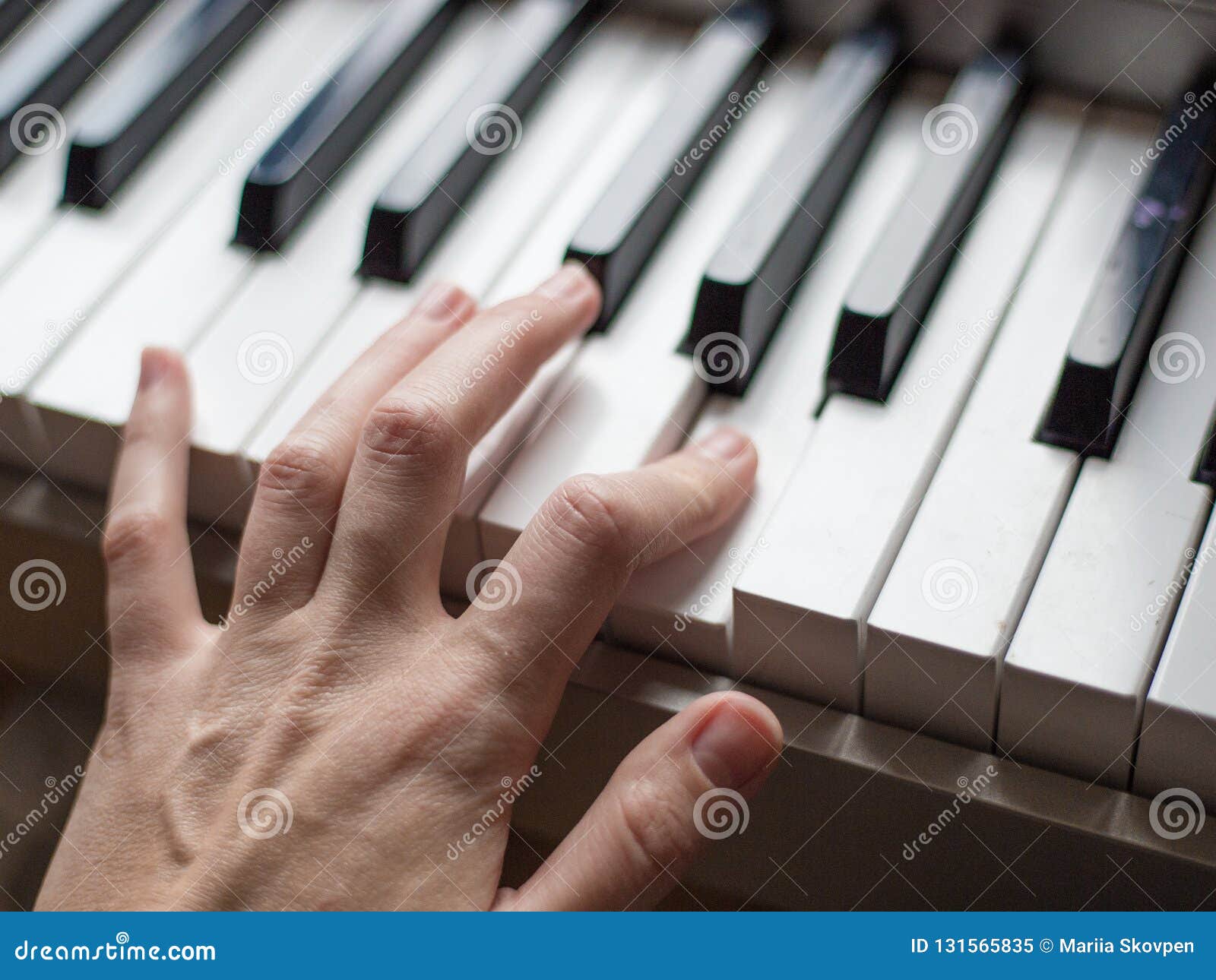 Feche Acima Dos Dedos Do Pianista Nas Chaves Do Piano, No Solo Dos Jogos  Dos Braços Da Música Ou Na Melodia Nova Mãos Do Músico M Imagem de Stock -  Imagem de