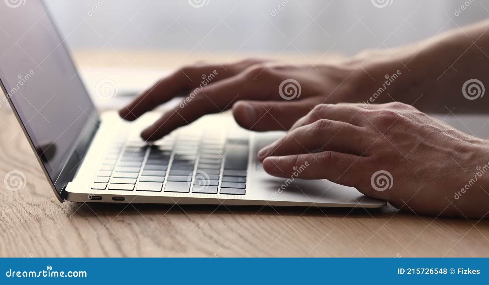Feche a mão usando computador e teclado digitando na internet online.
