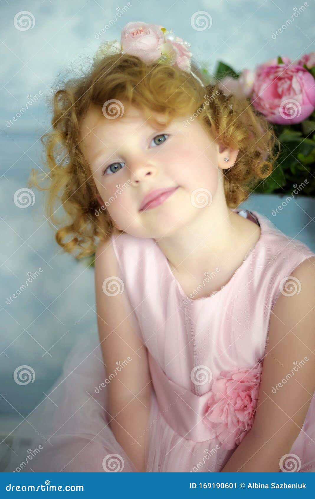 Retrato Da Menina Da Criança De 5 Anos Imagem de Stock - Imagem de