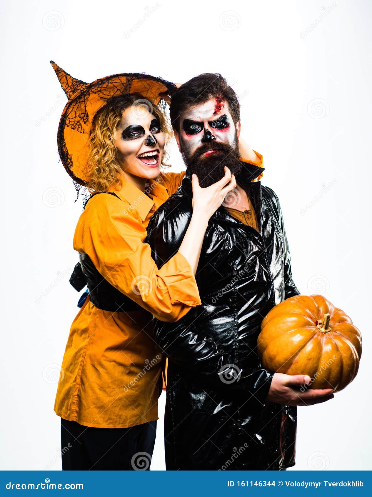 Feche O Retrato Do Halloween De Um Casal Engraçado Casal De Halloween Linda  Mulher Surpreendida Com Chapéu De Bruxa E Fantasia - Foto de Stock - Imagem  de isolado, pares: 161146344