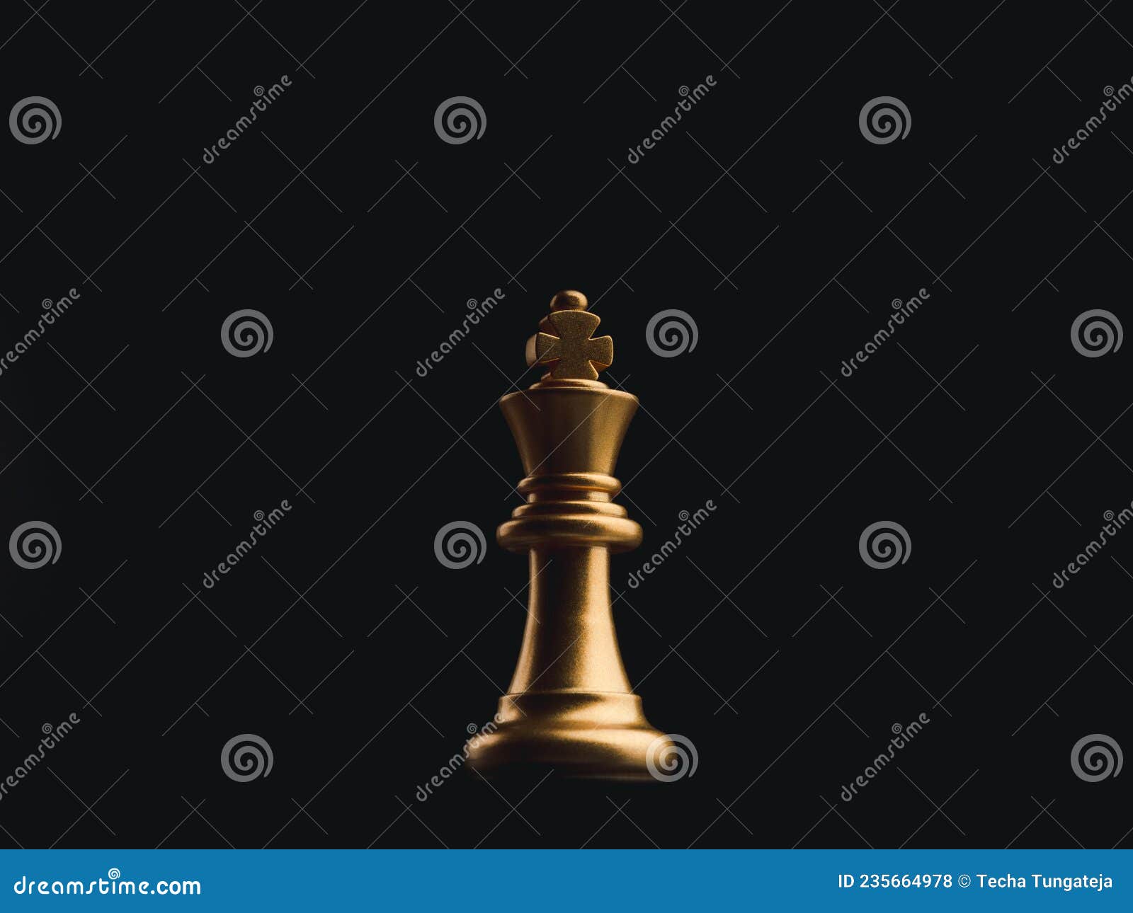 A peça de xadrez bispo de ouro na frente peões de ouro sobre fundo