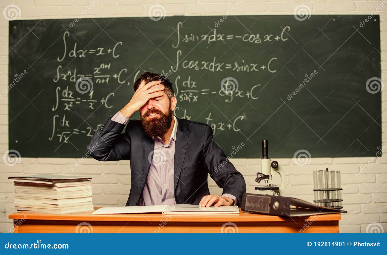 Учитель устал. Учитель в отчаянии. Photo of dumb teachers.