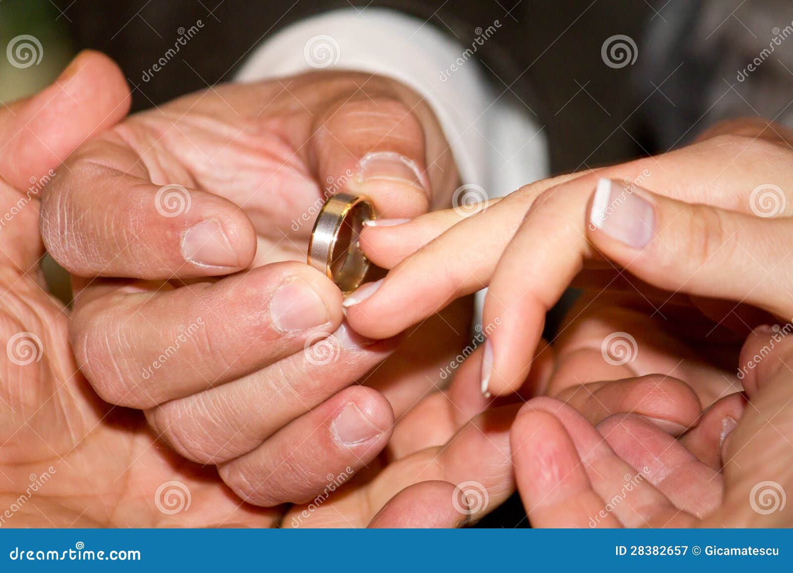 Sognare Di Perdere La Fede Nuziale Fede nuziale per lei immagine stock. Immagine di blessing - 28382657