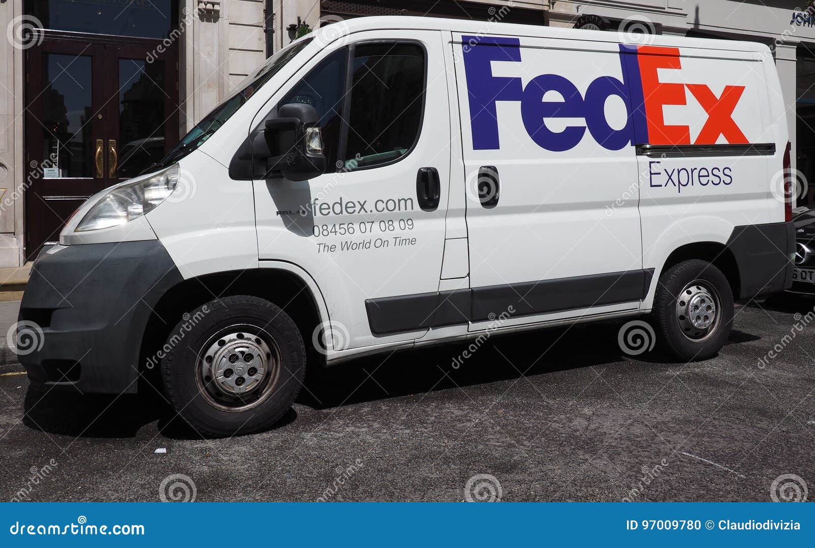 FedexEilkurierpackwagen in London Redaktionelles Bild Bild von