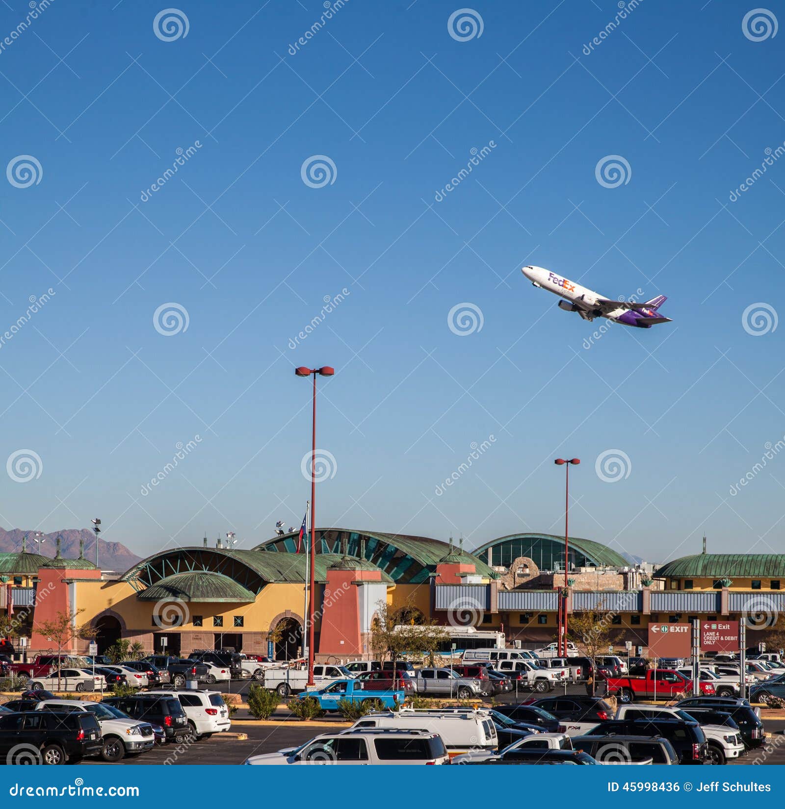 Fedex MD11. EL PASO â€ ”OKTOBER 24 Fedex avgår El Paso den internationella flygplatsen på vägen till Memphis på Oktober 24, 2014 på El Paso, Texas