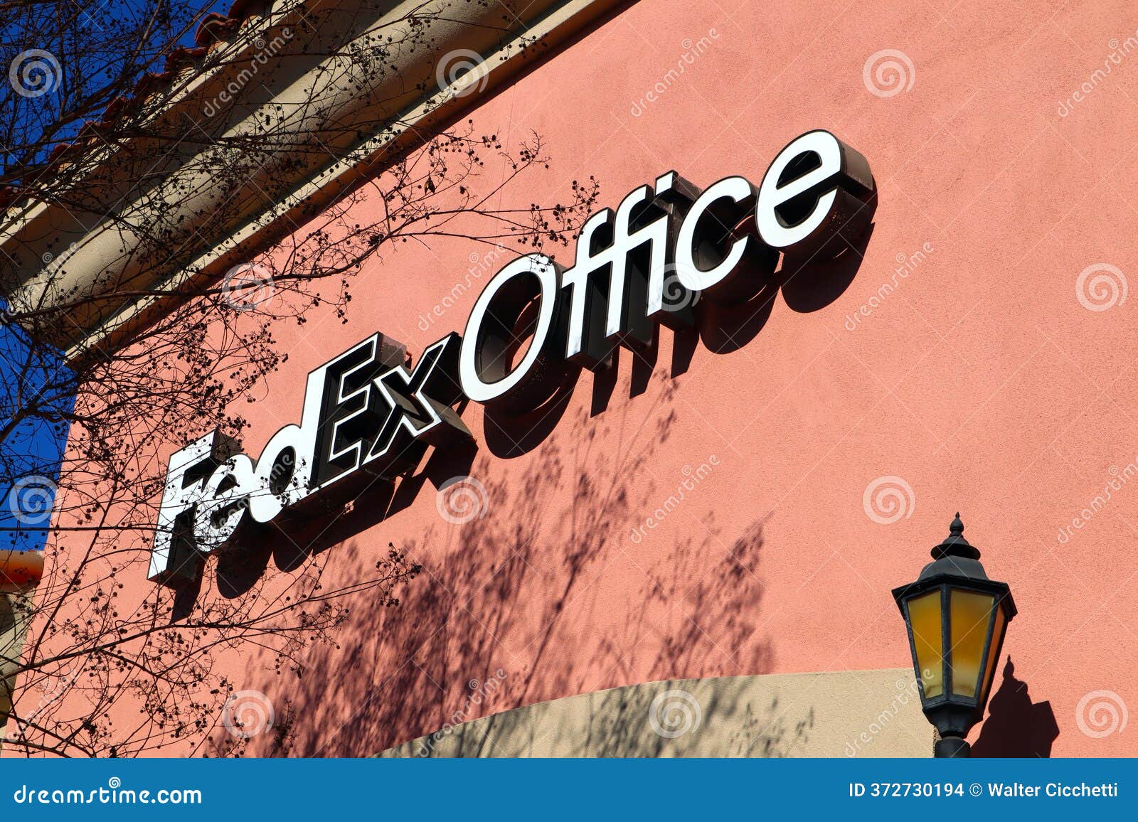 FedEx 店舗サイン FedEx Office Print & Ship Center, 924 Chestnut St, Ste 32