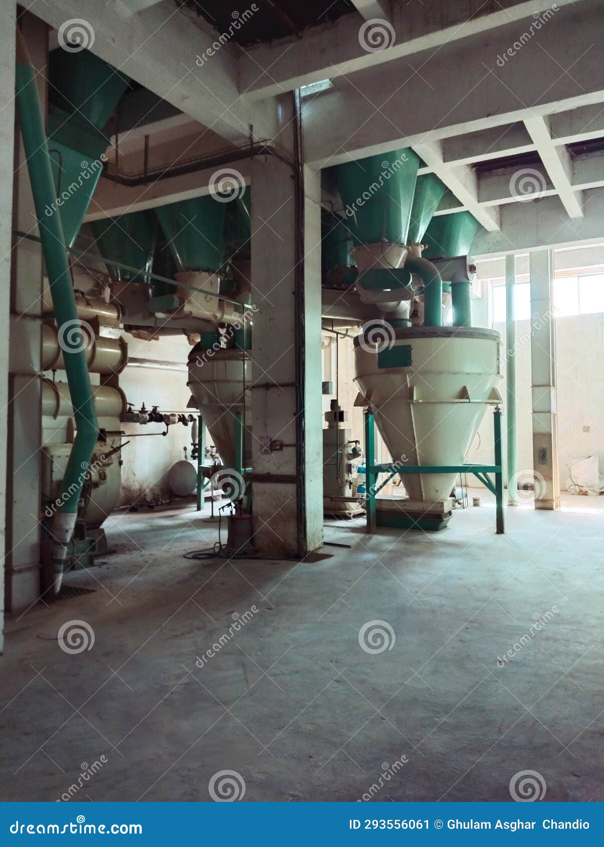 feed mill plant poultry feed-pellet processing unit machinery factory animal feed-mills provenderie, fabrica piensos, image photo
