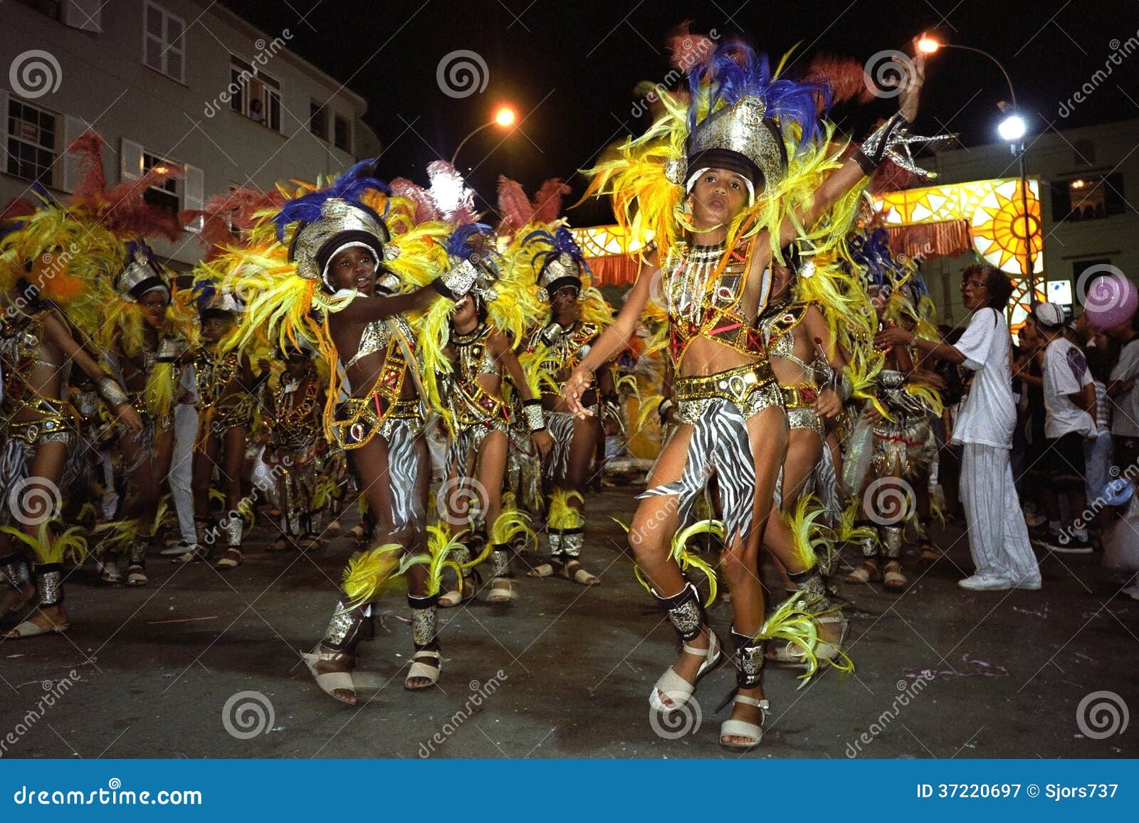 eetlust Refrein Oneindigheid Feestneuzen Van Groeps De Dansende Jonge Carnaval Redactionele Fotografie -  Image of lichaam, dansen: 37220697