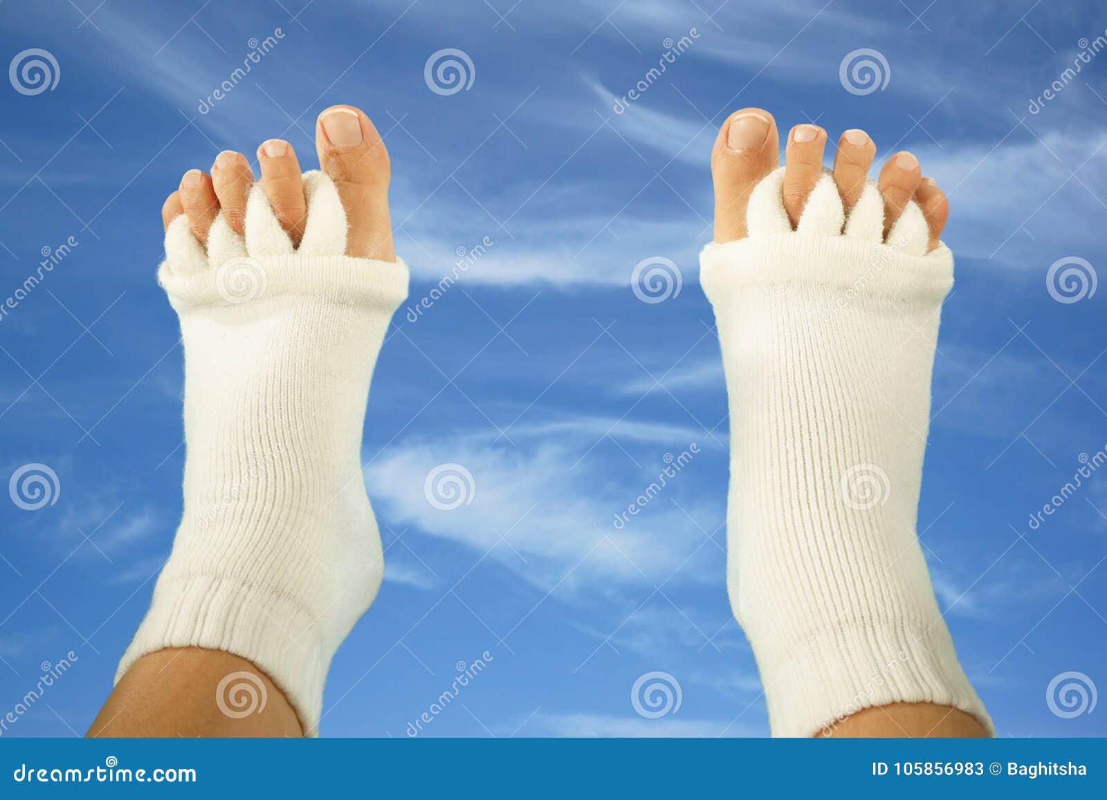 https://thumbs.dreamstime.com/z/feet-toe-separator-socks-sky-background-female-wearing-relaxing-white-blue-105856983.jpg