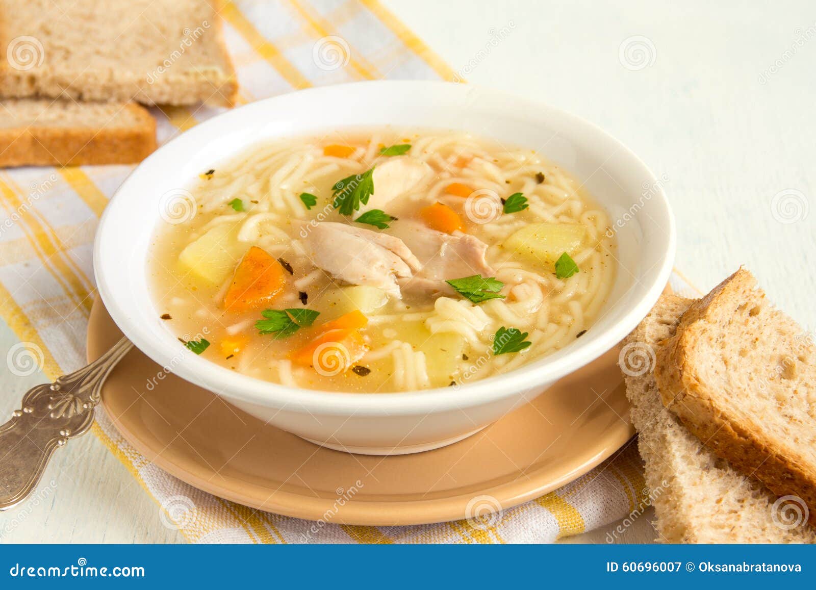 Feg nudelsoup. Feg soppa med nudlar och grönsaker i den vita bunken