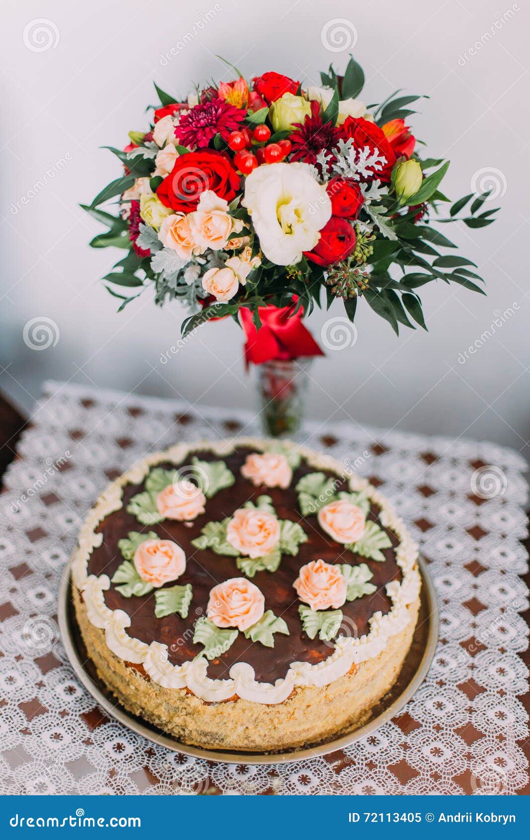Feierlicher selbst gemachter chokolate kuchen verzierte mit sahne ... U küche rot