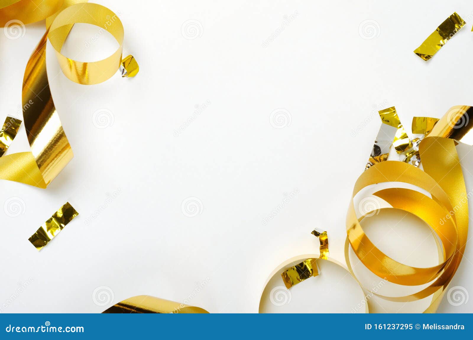 Feiertag Mit Hintergrund Der Bugspitze Geburtstag, Weihnachten,  Silvestergeschenk Und Goldenes Klebeband Schließen Dekorativer Hi Stockbild  - Bild von dekor, pappe: 161237295