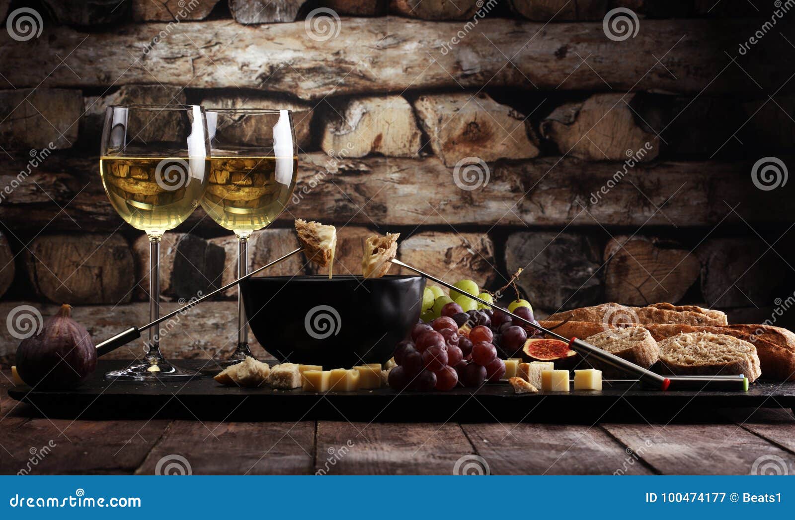 Feinschmeckerisches Schweizer Fondue Essen An Einem Winterabend Mit Sortiertem Ch Stockbild Bild Von Fondue Feinschmeckerisches