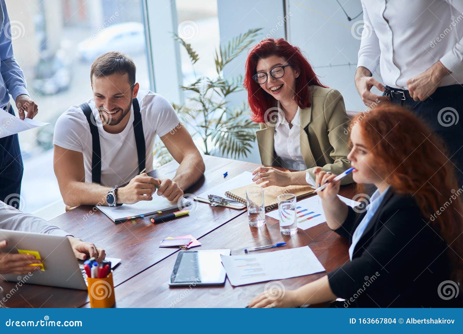 Indagine Medica Effettuata Su Un Gruppo Di Persone Felice Di Far Parte Di Un Team Creativo Gruppo Di Persone Di Buon
