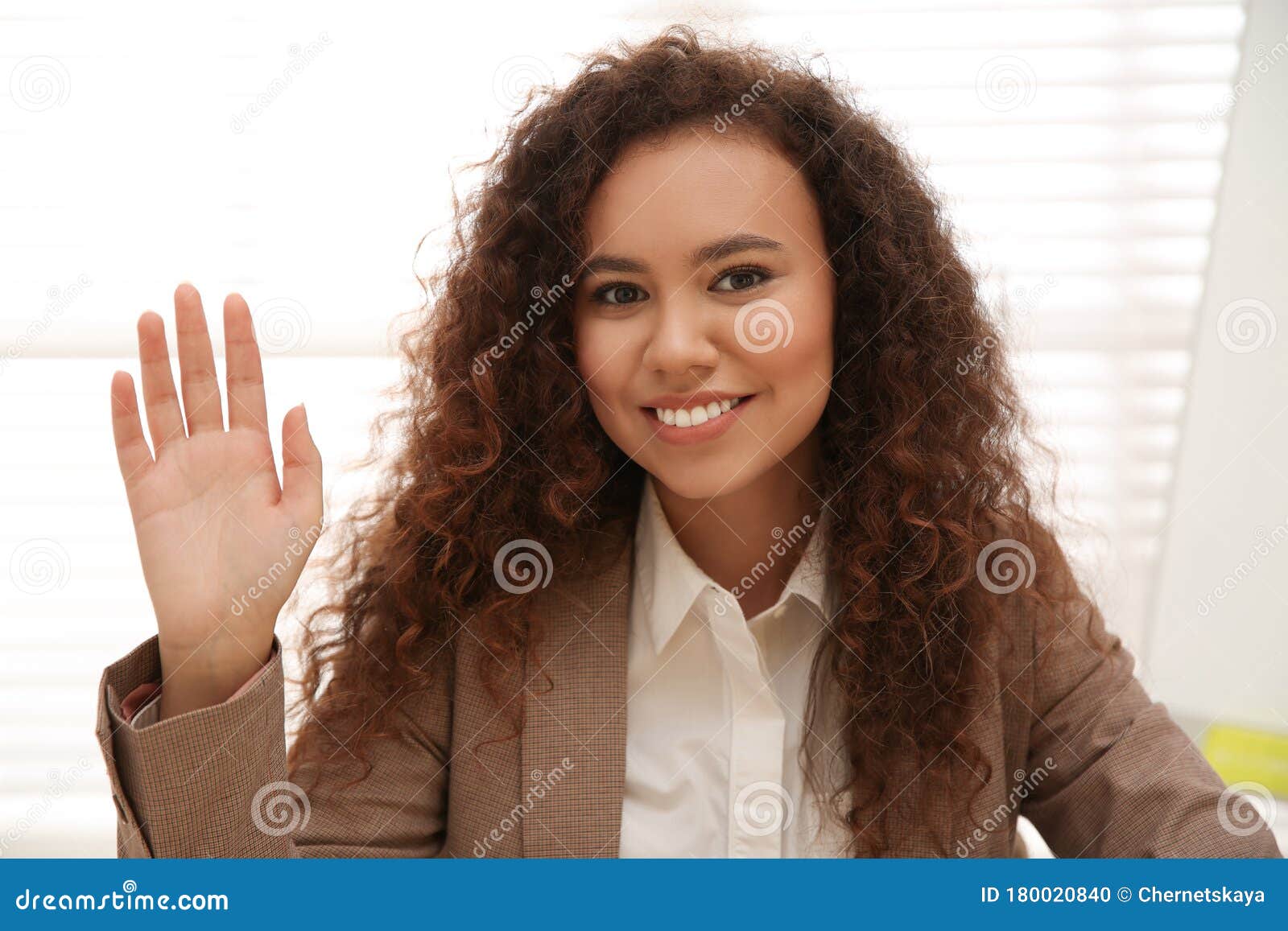 https://thumbs.dreamstime.com/z/felice-donna-afroamericana-che-usa-video-chat-vista-dalla-webcam-afro-americana-ufficio-180020840.jpg