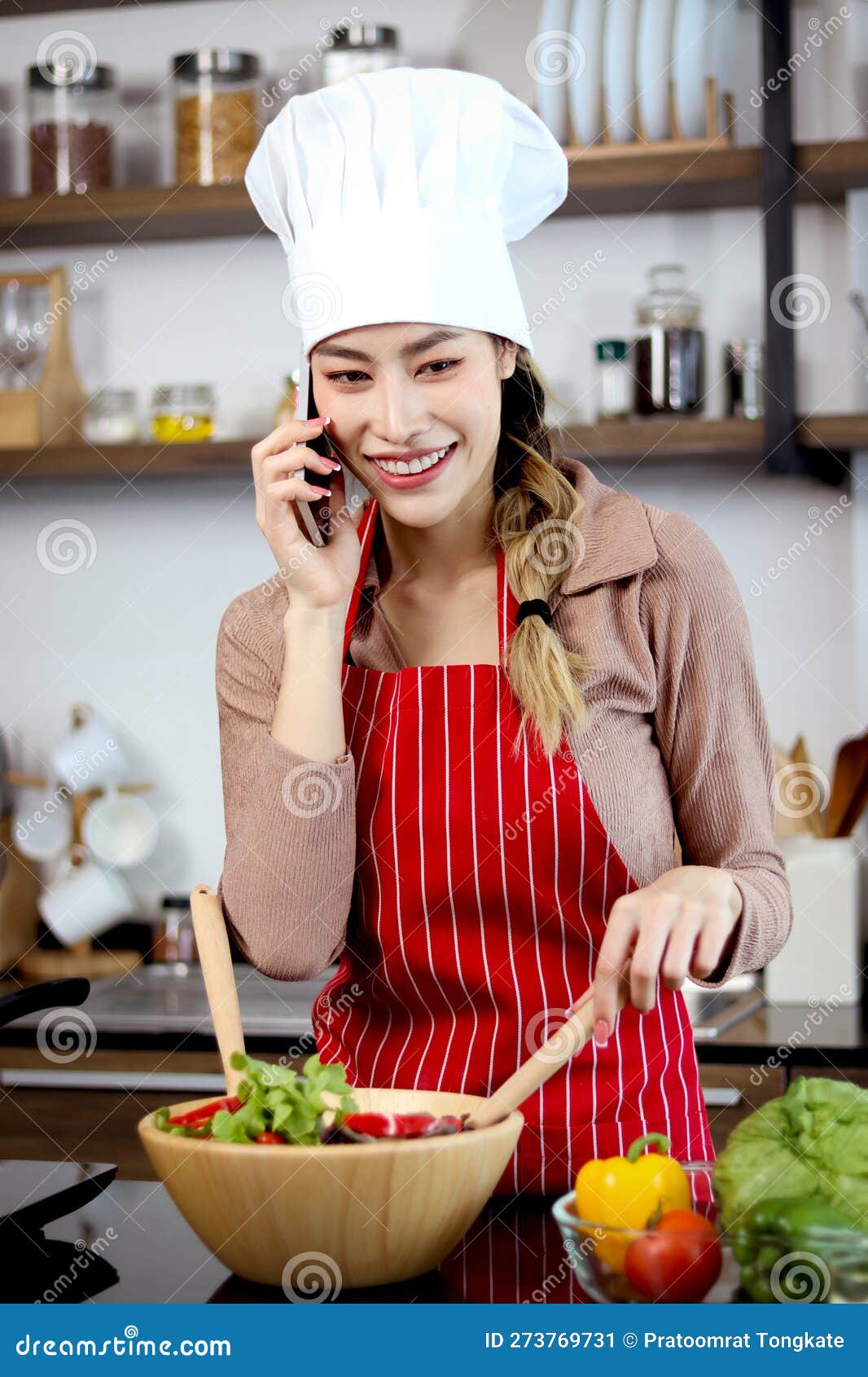 Felice Donna Asiatica Bella Indossa Il Grembiule E Il Cappello Da Chef  Mentre Parla Al Telefono Cellulare Mentre Prepara L'insalat Immagine Stock  - Immagine di ingrediente, pranzo: 273769731