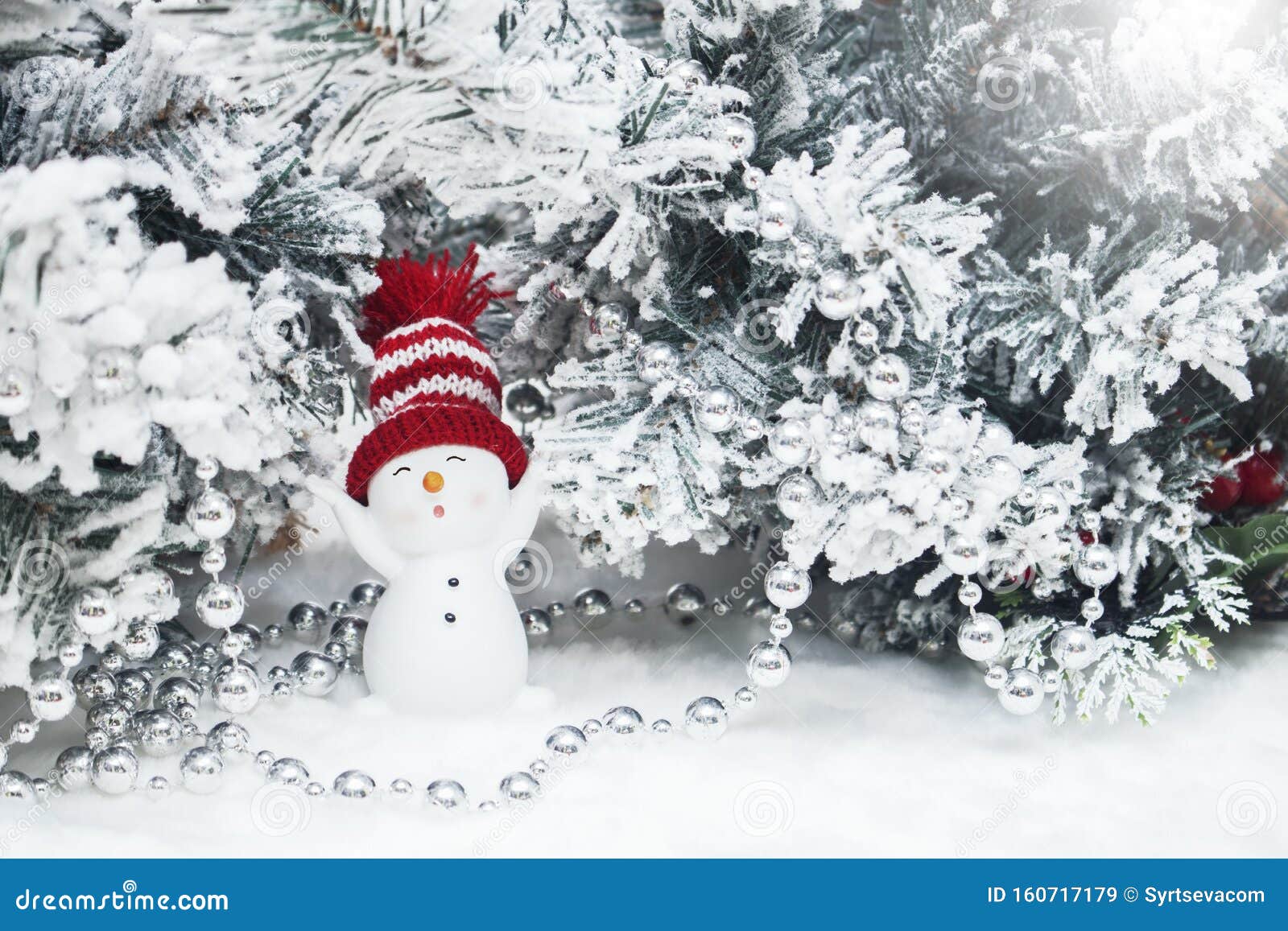 Felices Muñecas De Nieve Parados En El Paisaje Navideño Invernal. Feliz Navidad Y Feliz Tarjeta De Bienvenida De Año Nuevo. Có Imagen de archivo - Imagen de levantado, cubo: 160717179