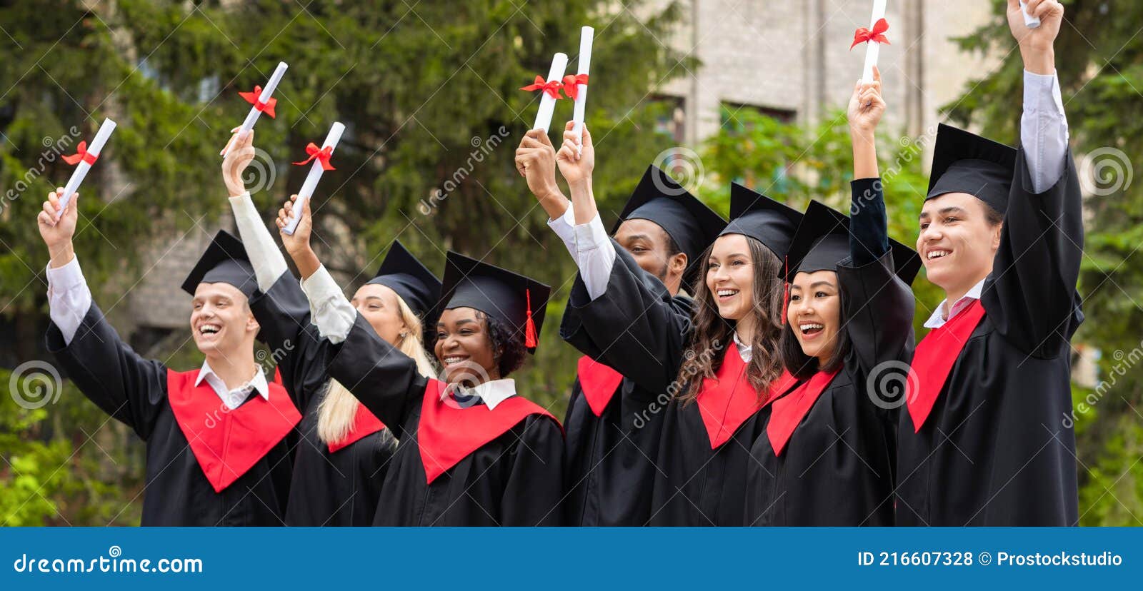 Felici Studenti Multirazziali in Costumi Di Laurea Per Aver Alzato I  Diplomi a Panorama Fotografia Stock - Immagine di protezione, grado:  216607328