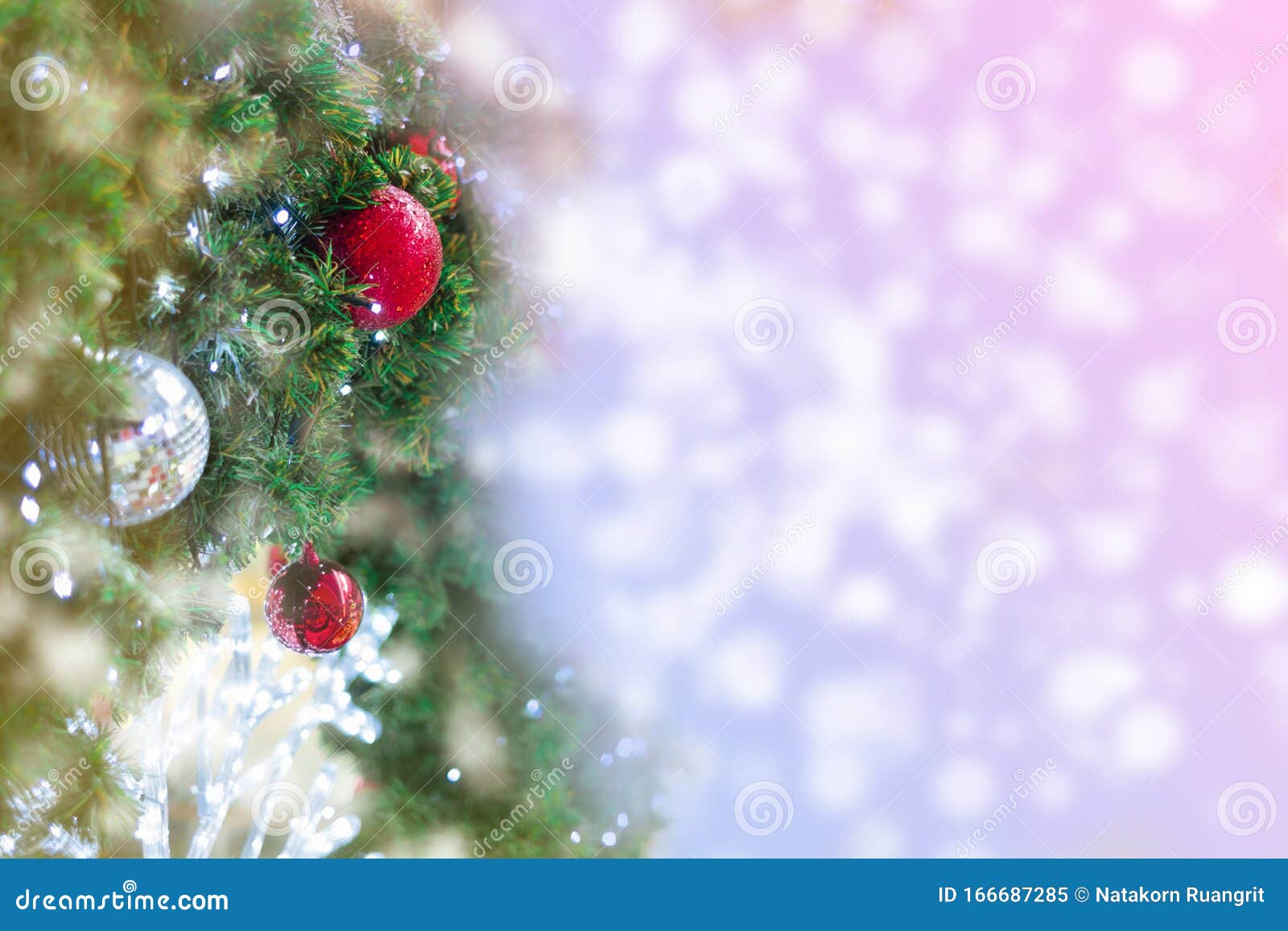 Felicidades De Natal Para Neve Ou Cenas De Ano Novo Com Bola De Brilho  Dourada Com Folha Verde De árvore De Natal Decorada Imagem de Stock -  Imagem de feriado, fundo: 166687285