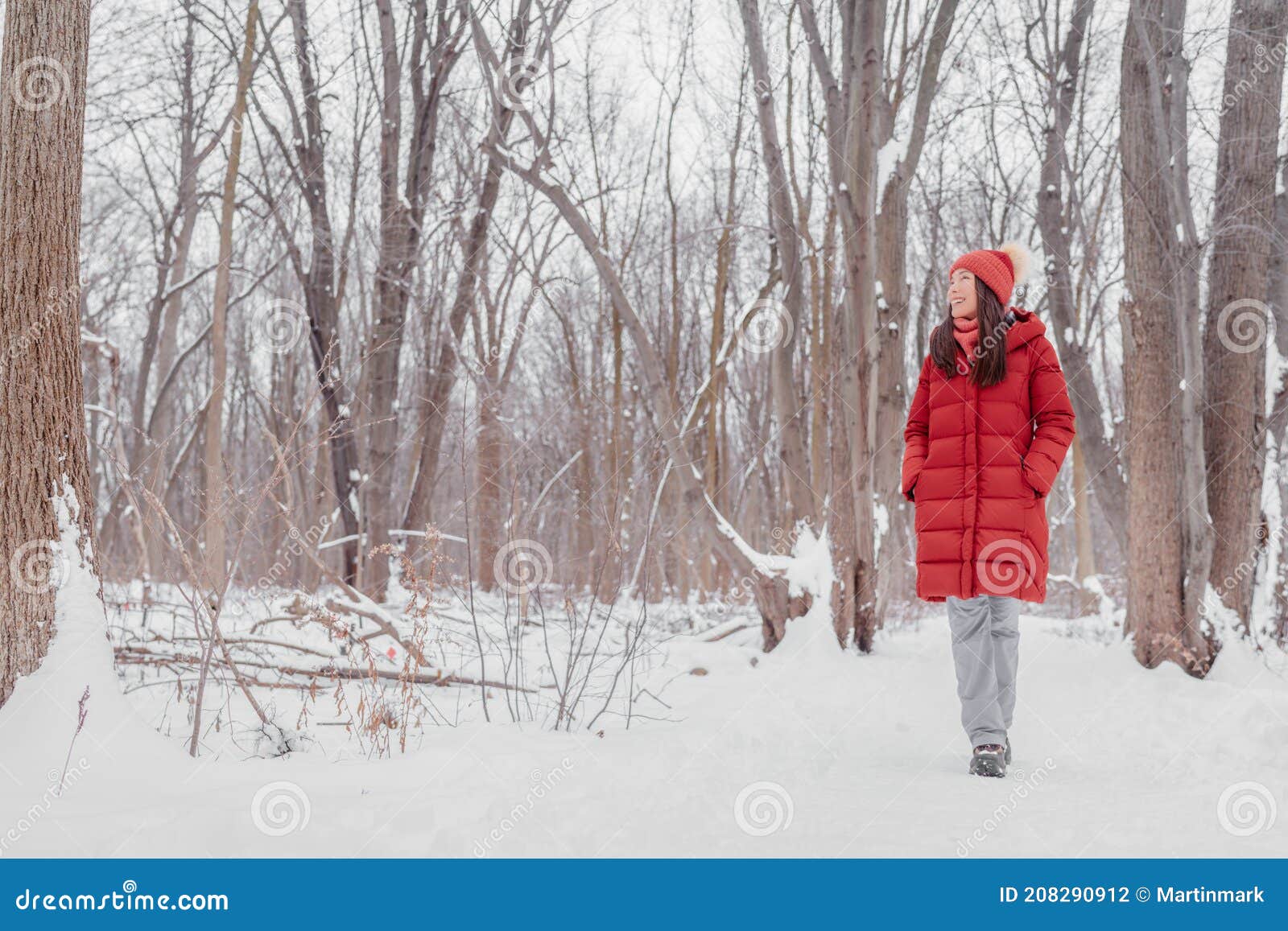 Feliz Asiática Chica Caminando En Camino De Nieve. Mujer Con Abrigo Rojo  Haciendo Actividad De Invierno Al Aire Libre Disfrutando Foto de archivo -  Imagen de senderismo, disfrutar: 208290912