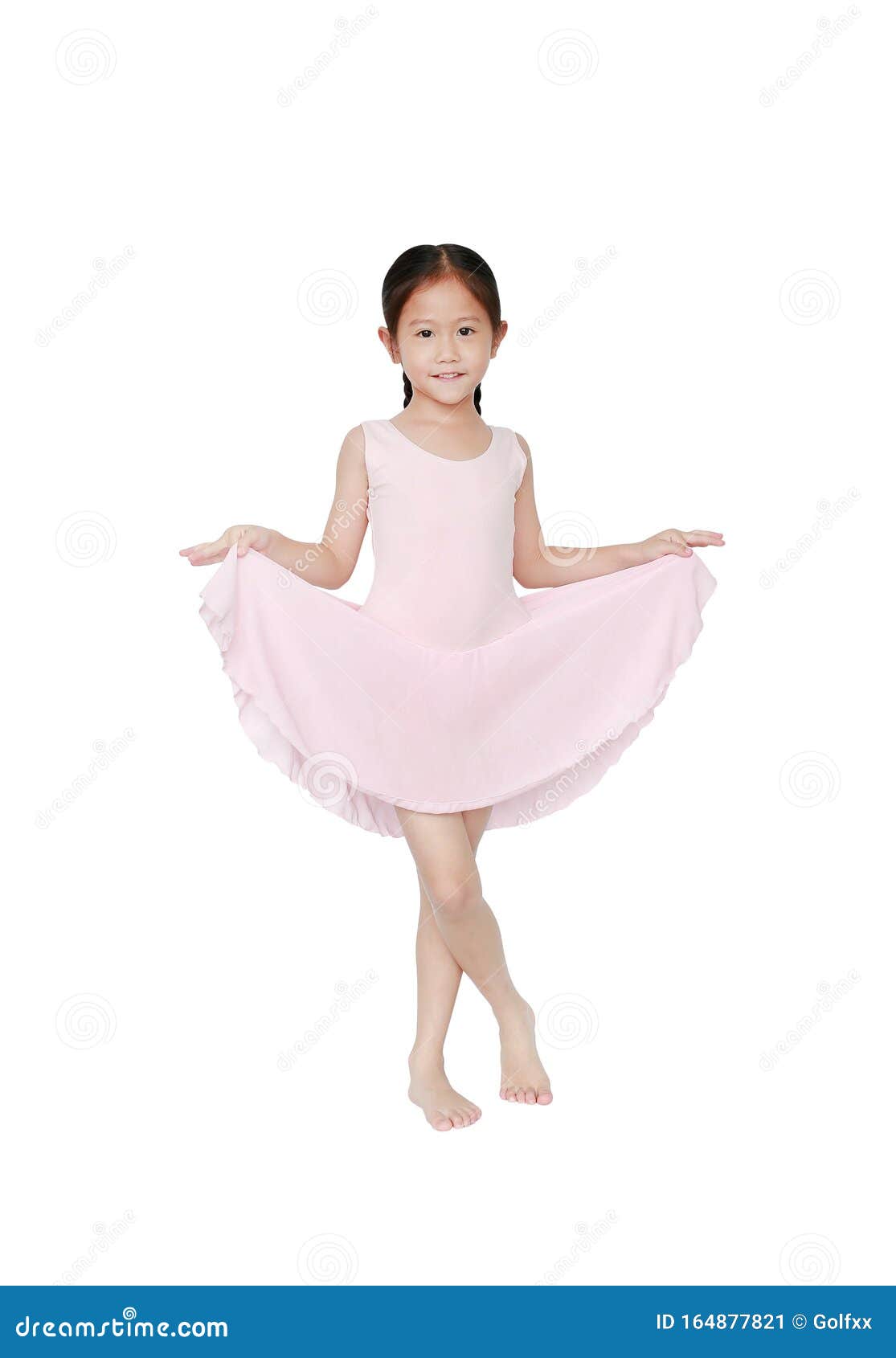 Feliz Bailarina De Ballet Asiática Con Falda Rosada Aislada De Fondo Blanco  Niña Pequeña Sueña Con Convertirse En Bailarina Imagen de archivo - Imagen  de adorable, cabritos: 164877821