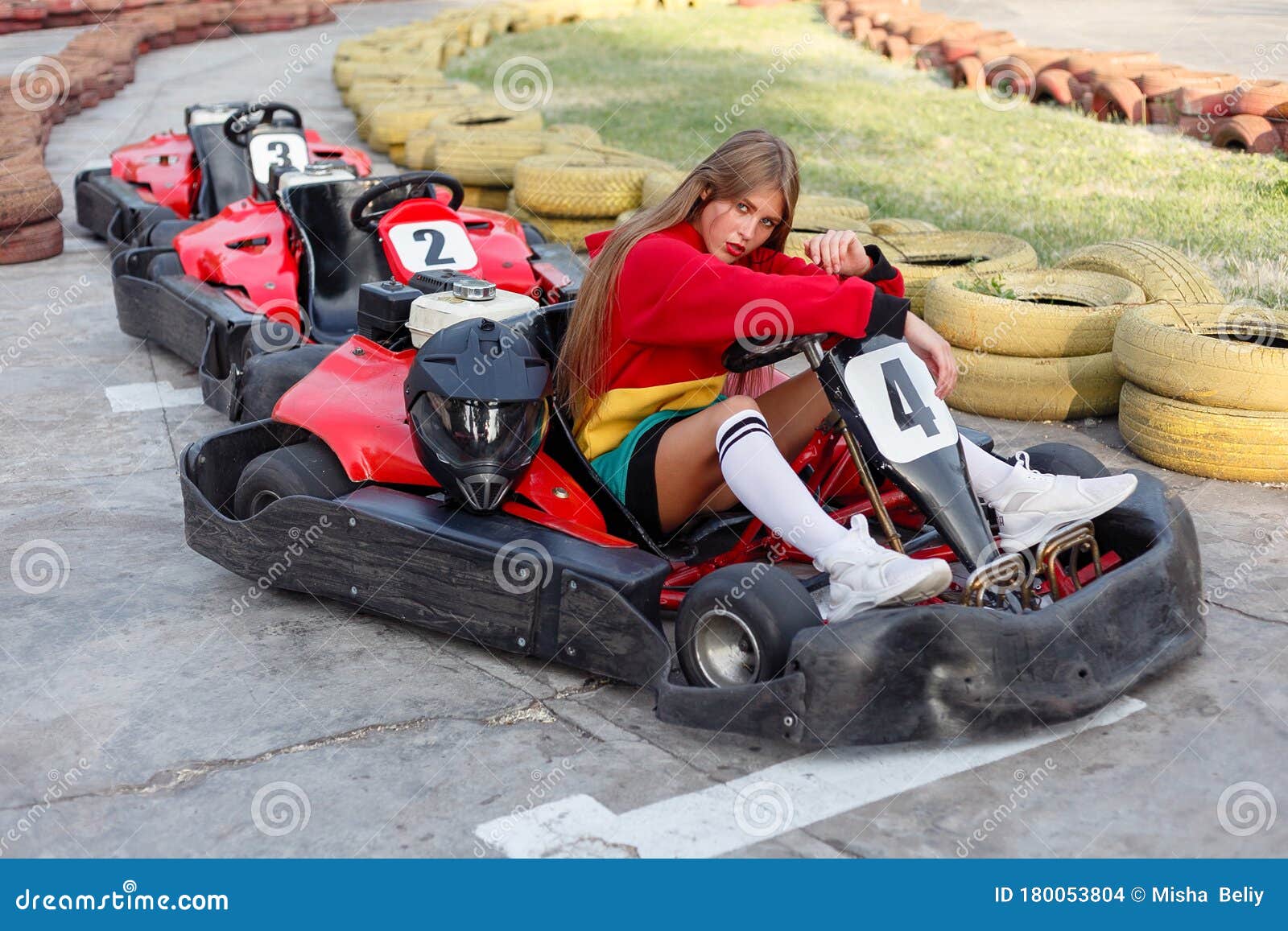 Feliz Brunette a Las Mujeres Ganadoras De La Carrera De Karting Foto de  archivo - Imagen de circuito, belleza: 180053804