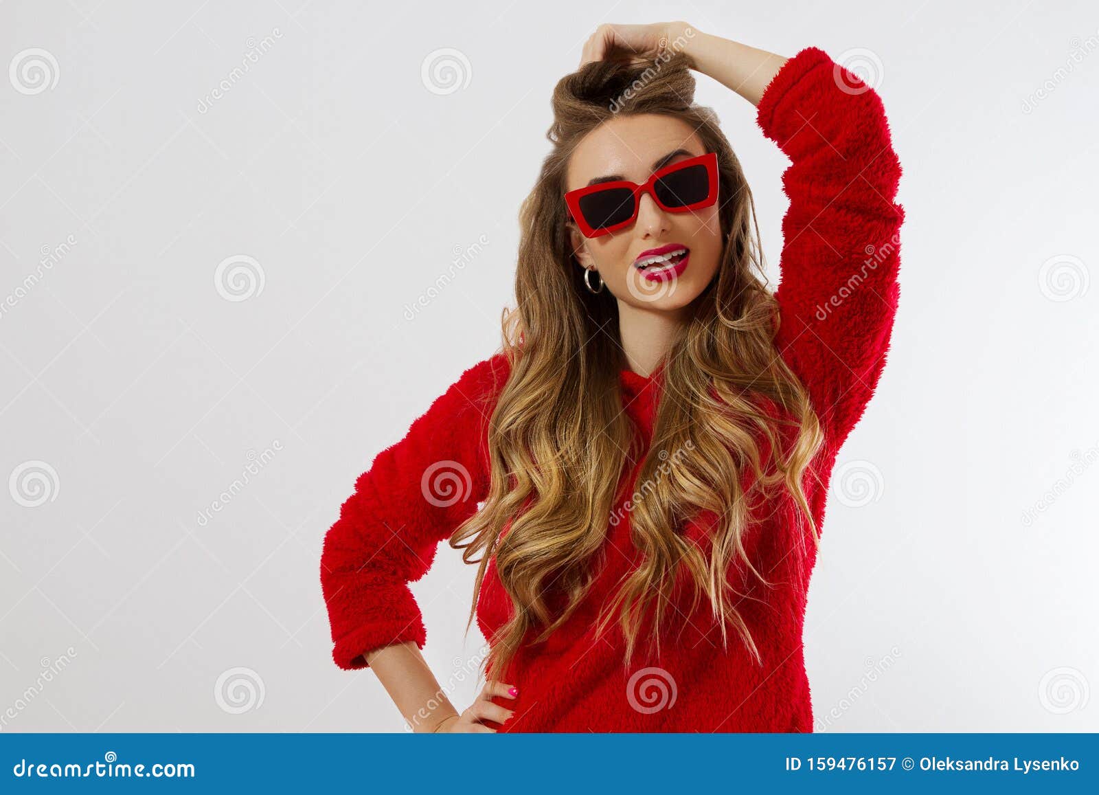 Feliz, Conmoción, Mujer Se Queda Callada Chica Con Ropa De Capucha Roja De Lentes De Sol Rojas Fondo B Imagen de archivo - Imagen de divertido, grande: 159476157