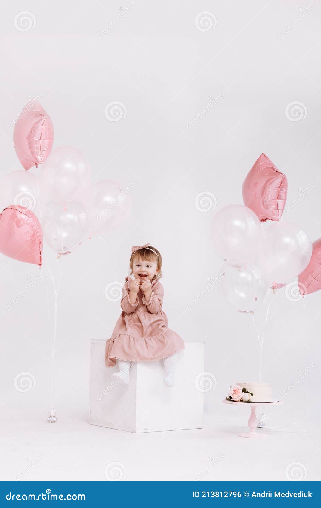 Feliz Cumpleaños 2 Años Niña En Vestido Rosa. Pastel Blanco Con Velas Y  Rosas. Decoraciones De Cumpleaños Con Blanco Foto de archivo - Imagen de  decorativo, feliz: 213812796