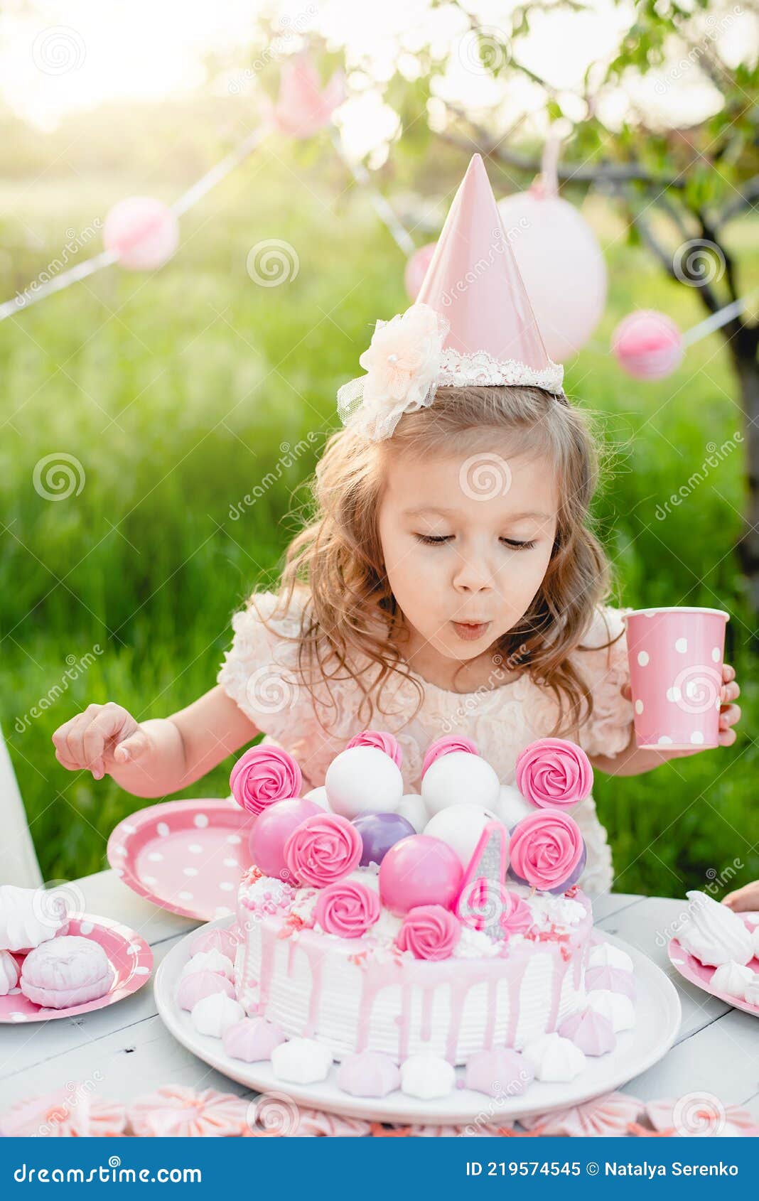 Numero 2 cumpleaños niña fotografías e imágenes de alta resolución - Alamy