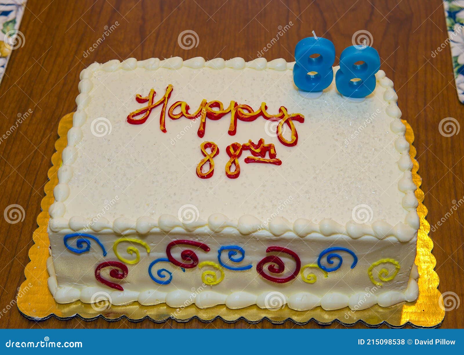 Feliz 88 Cumpleaños Pastel Con Crema Blanca Con Acentos Amarillo Y Azul Rojo.  Foto de archivo - Imagen de icing, amarillo: 215098538