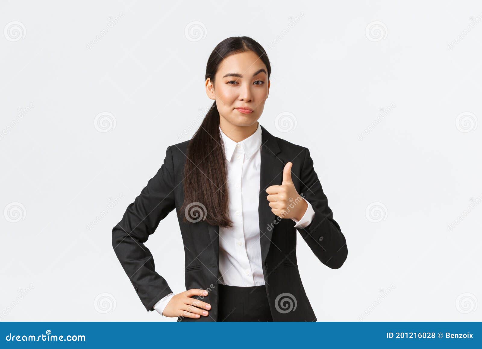 https://thumbs.dreamstime.com/z/feliz-empresaria-mujer-jefa-con-traje-negro-satisfecho-su-trabajo-mostrando-pulgares-y-asintiendo-complacida-sup-en-aprobaci%C3%B3n-201216028.jpg