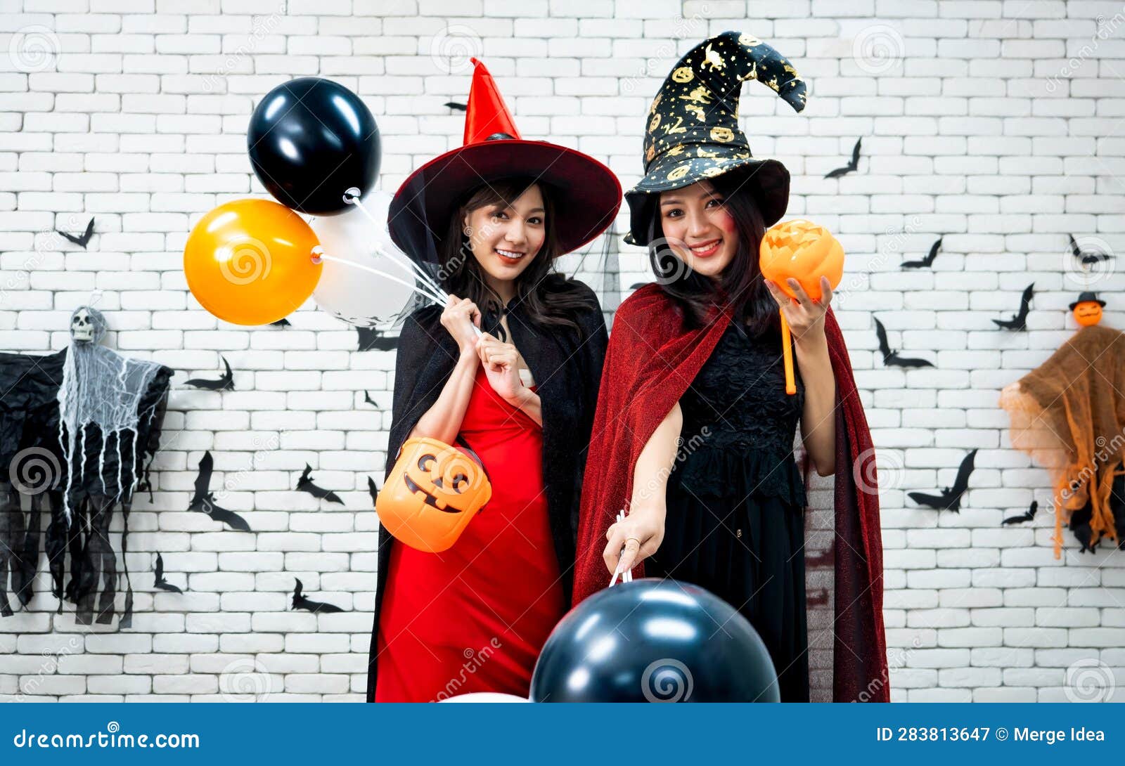 Festa De Halloween, Duas Bruxas Bonitas Imagem de Stock - Imagem