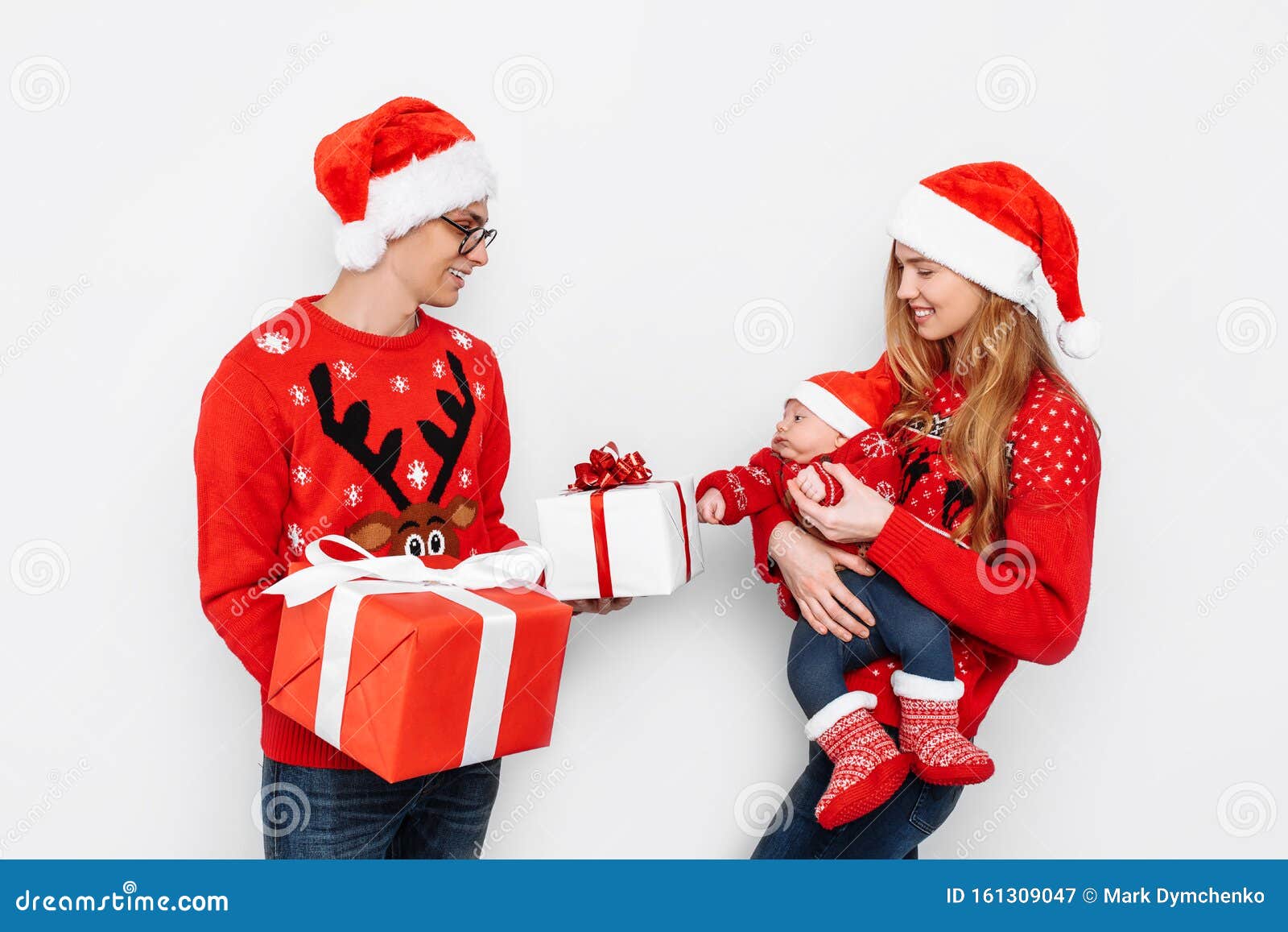 Feliz Família, Pai, Mãe E Bebê, Celebram O Natal E Dão Presentes De Natal, Num Fundo Branco Imagem de Stock - Imagem de caixa, homens: 161309047 Feliz Família, Pai, Mãe E Bebê, Celebram O Natal E Dão Presentes De Natal, Num Fundo Branco Imagem de Stock - Imagem de caixa, homens: 161309047