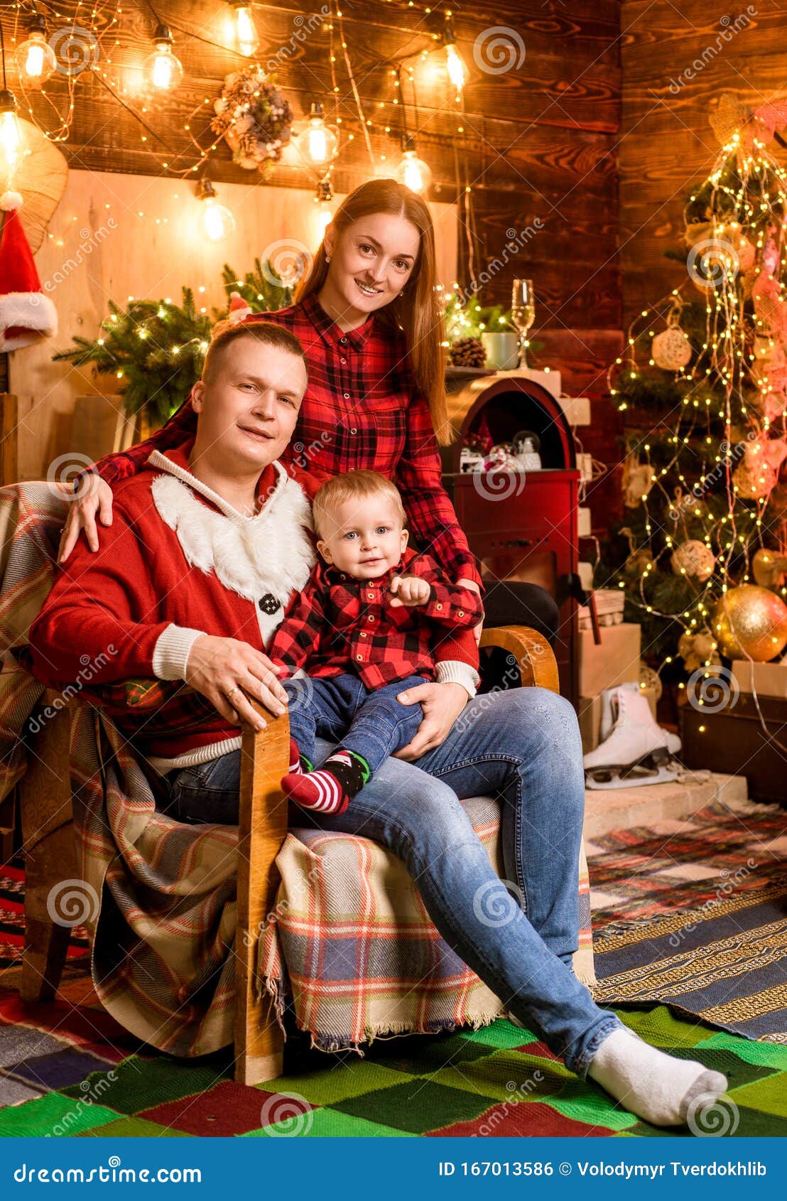 Feliz Familia Por El árbol De Navidad Objetivos Familiares El Bebé Está Abriendo Un Regalo De Navidad Besando Encantadores Padres Foto de archivo - Imagen de marido, alegre: 167013586 Feliz Familia Por El Árbol De Navidad Objetivos Familiares El Bebé Está Abriendo Un Regalo De Navidad Besando Encantadores Padres Foto De Archivo - Imagen De Marido, Alegre: 167013586