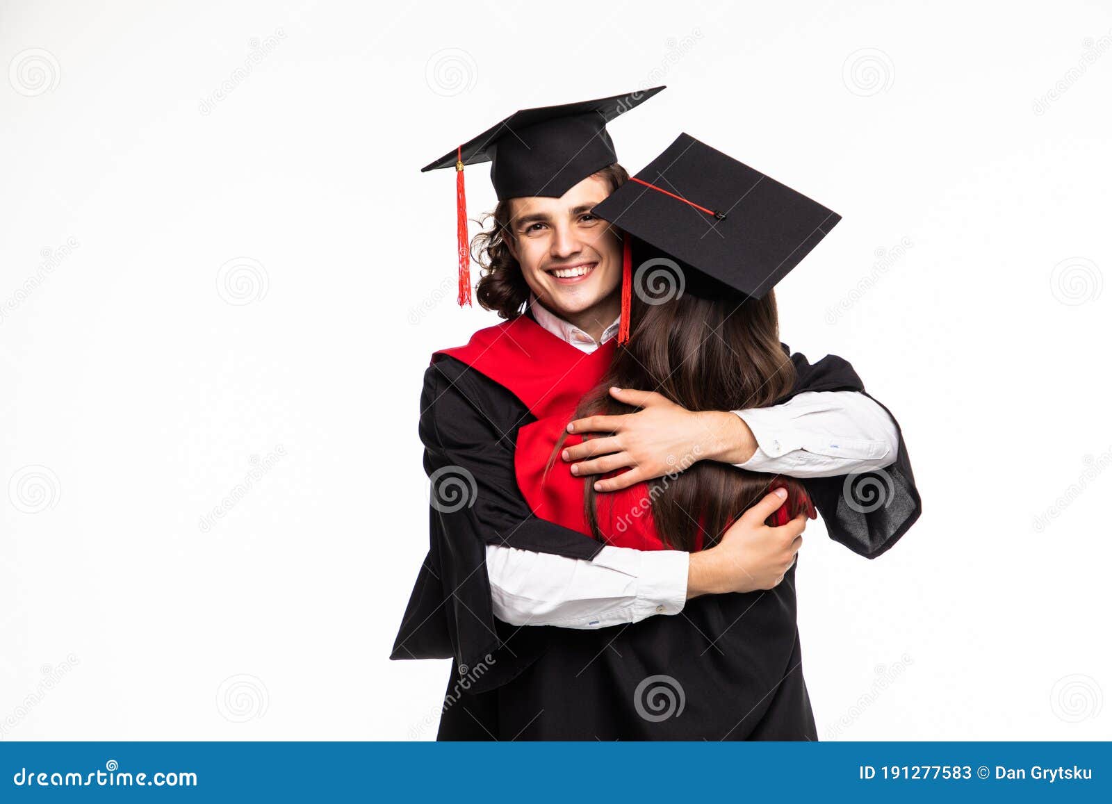 Feliz Graduación De Jóvenes Estudiantes Pareja Abrazándose Aislados Con  Antecedentes Blancos Imagen de archivo - Imagen de certificado, graduar:  191277583