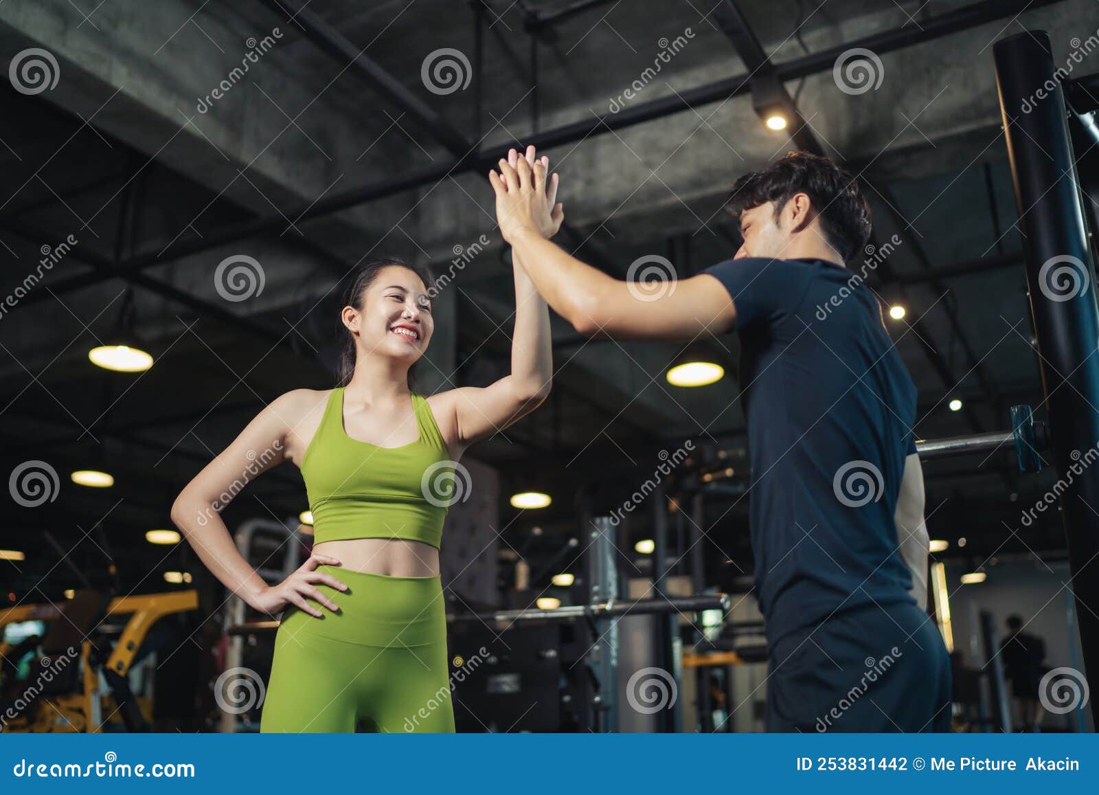 Feliz Hermosa Mujer Asiática En Ropa Deportiva Alta Cinco Con Entrenador  Después De Hacer Ejercicio En Gimnasio Foto de archivo - Imagen de cinco,  retrato: 253831442