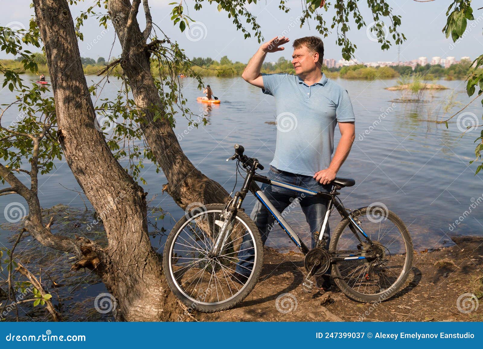 Feliz Hombre Adulto Con Bicicleta Cerca Del Río Recreación Activa Imagen de  archivo - Imagen de rueda, asoleado: 247399037